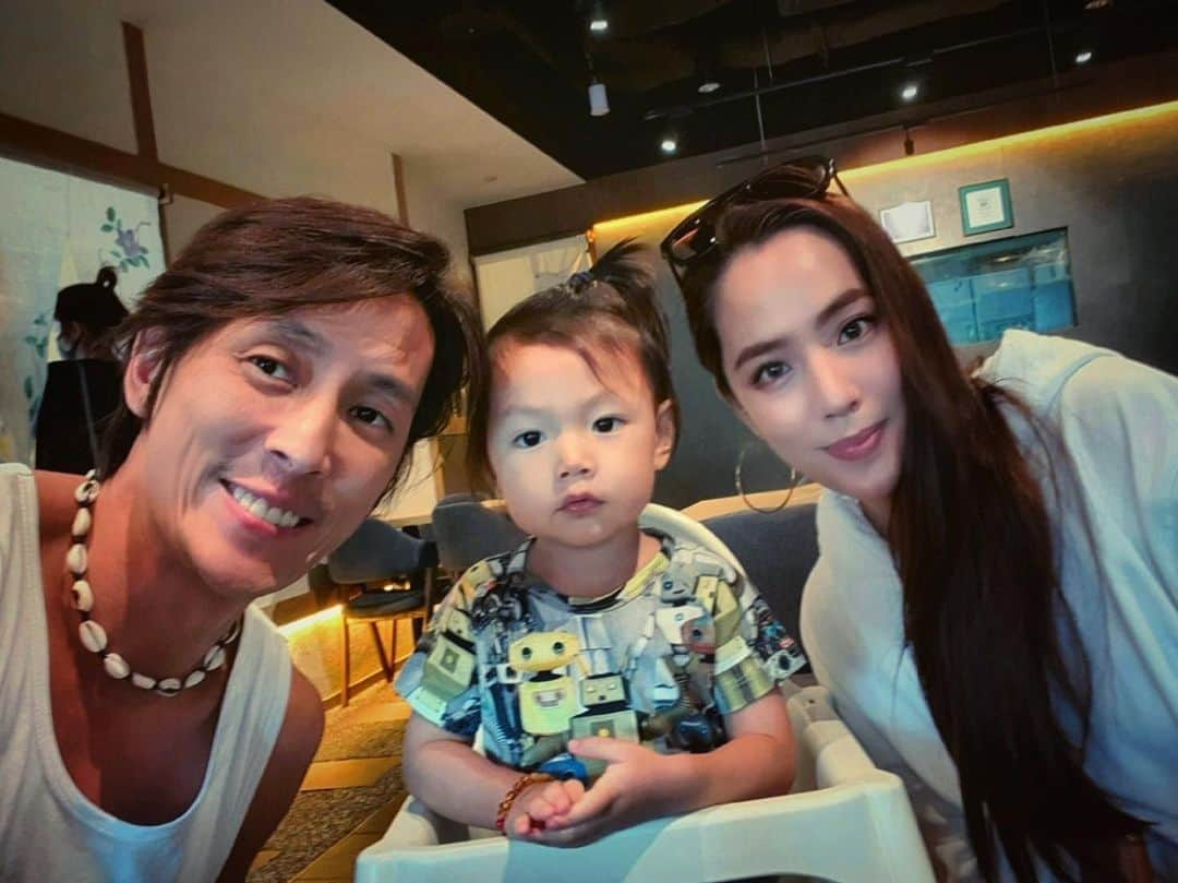 アリッサのインスタグラム：「baby Trevi’s day out~ w/ papa Joe! x」