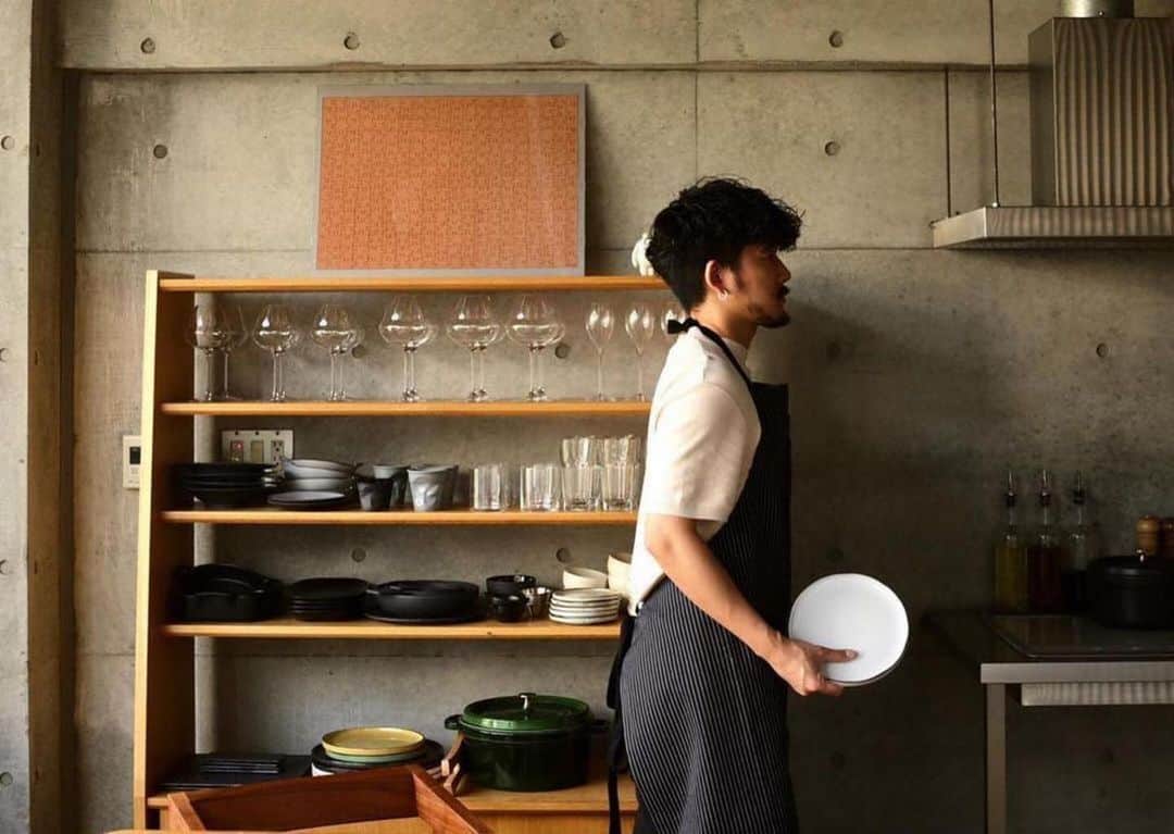 のインスタグラム：「IGTV 延期のお知らせ ・・・ 本日11月27日 21時から予定しておりましたIGTV ですが、キッチンの故障により延期させていただくことになりました。  下記 内容には変更なく延期日時を調整中でございます。 来週改めてお知らせさせていただきます。  ご視聴を予定いただいていた皆様には 大変申し訳ございません。  --------延期日時調整中---------  Andersen x Kento's Kitchen  コラボ回 vol.2   「ファーマーズブレッドに合う、ジャガイモのピューレ」  アンデルセンがHYGGE(ヒュッゲ) を通して出会った WONK(ウォンク) @wonk_tokyo のボーカリストであり シェフである　長塚健斗さんより ファーマーズブレッドに合うレシピをご紹介いただきます🇩🇰   “#ケントズキッチン ” と共同開催♪  @kentwits」