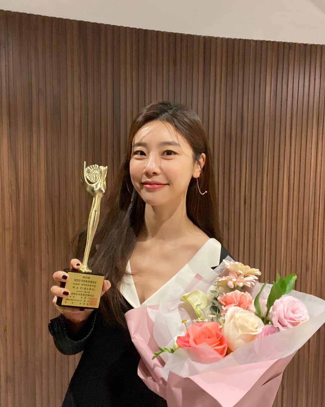 ソジン のインスタグラム：「대한민국문화연예대상에서 드라마 여자우수연기상 을 받았습니다🏆 너무 기쁘고 감사해요♥️ 꺄아아아아아 ♥️」
