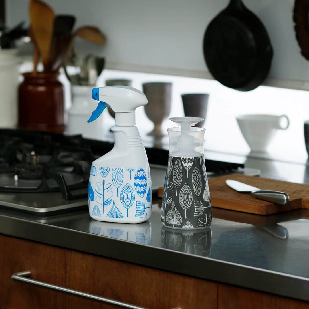 LOHACO（ロハコ）さんのインスタグラム写真 - (LOHACO（ロハコ）Instagram)「＼暮らしになじむLOHACO展／キッチンや食卓に置きっぱなしにできるアルコール除菌セット♪  毎日手軽にアルコールで除菌ができるカビキラーから、LOHACO限定デザインが登場！  ご自身や身の回りの方の清潔な毎日を保つために、繰り返し使用できるデザインボトルで、キッチン用・食卓用の本体セットとして販売中です。  99.99％除菌(※)することができ、食品添加物が原料になっているので食器にかかってしまっても安心。  キッチン用のスプレータイプはまな板・台ふきんになどに、 食卓用は片手で押してサッと拭くだけなので、お食事前やお食事中の突然の食べこぼしにもサッと手軽に使えて便利ですよ。  キッチンや食卓の他にも、オフィス、毎日使うものなどへの使用もOK◎  デザインは、毎日使う場所や人が集まる場所に気軽に使いやすいよう、シンプルなデザインにしました。  シンプルで飽きのこないデザインなので、出しっぱなしでもリビングやキッチンになじみ、生活シーンに溶け込みます。  ぜひ一度チェックしてみてください♪  ※すべて菌が除菌できるわけではありません。  ＿＿＿＿＿＿＿＿＿＿＿＿＿＿  ▼Instagramで紹介した写真の詳細は プロフィール @lohaco.jp から♪  ▼商品のURLはこちら https://685.jp/374MXpv ＿＿＿＿＿＿＿＿＿＿＿＿＿＿＿   #暮らしになじむLOHACO展 #暮らしになじむデザイン #LOHACO展2020 #LOHACO展 #LOHACO限定 #ロハコ限定 #ロハコ限定デザイン #lohaco限定デザイン #サスティナフブル #サスティナブルな暮らし #サスティナブルライフ #カビキラー #アルコール除菌 #アルコールスプレー #アルコール除菌スプレー #除菌 #除菌グッズ #キッチン周り #便利グッズ #便利アイテム #すっきり暮らす #暮らしを整える #日々の暮らしを楽しむ #暮らし #くらし #ロハコ #LOHACO #askul #アスクル」11月27日 17時59分 - lohaco.jp
