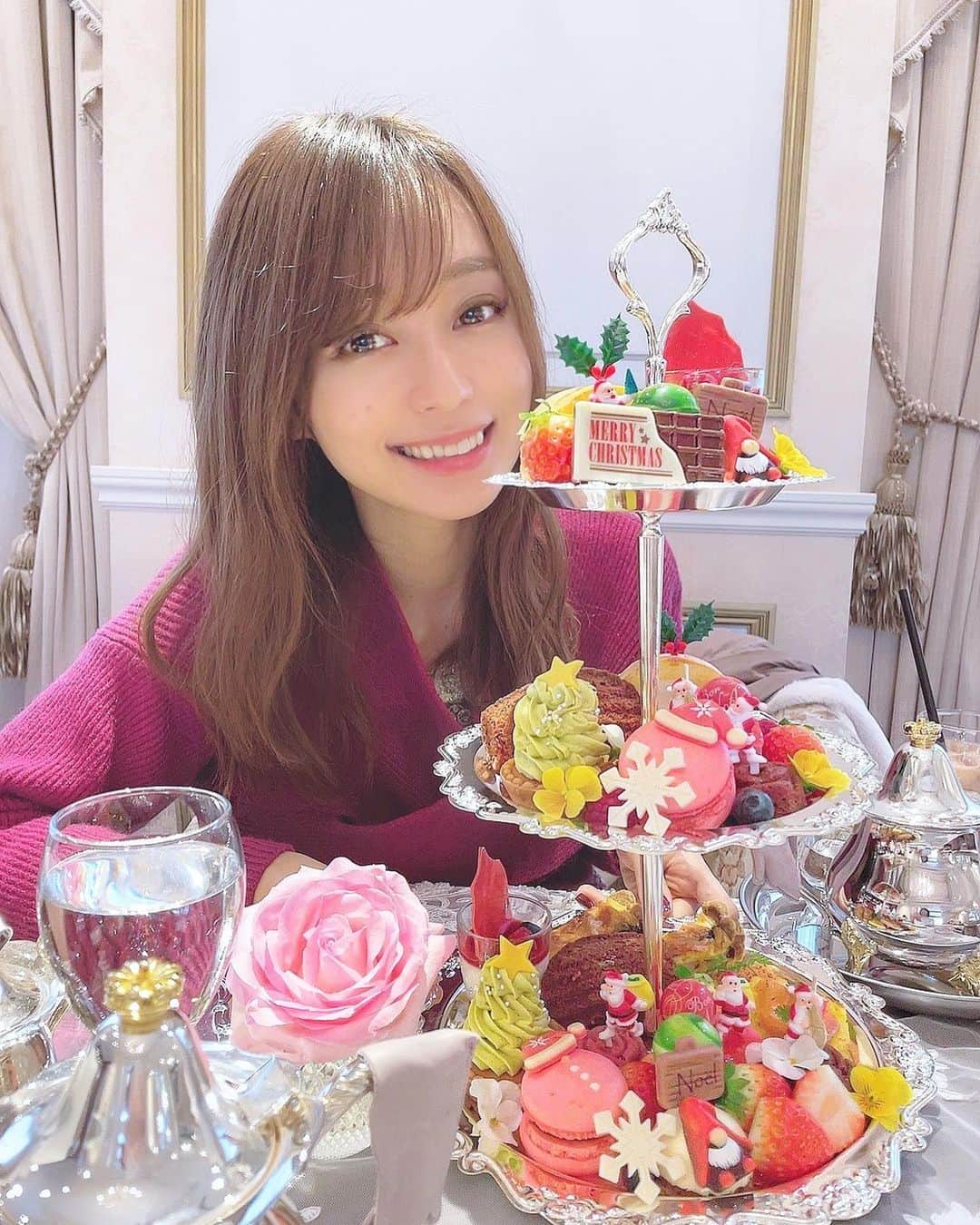 みき みーやんさんのインスタグラム写真 - (みき みーやんInstagram)「見た目も味も百点満点🙆‍♀️🍰💕 ストーリーに食べる動画載せてますw . 心斎橋にある @dojima_moncher  . シーズンごとに毎回行ってる気がするw そのくらいここのアフタヌーンティー大好き！❤ . 今回もテーブルに来た瞬間『かわいいー❤』の嵐。笑 今回はクリスマスアフタヌーンティーで サンタさんがいたるところにいて 一気にクリスマス気分あがる🎄🎄❤笑 . 何食べてもはずれがないし 軽食、スイーツ、フルーツも入ってるから 飽きがこないのも嬉しい❤❤ . . 12月20日までだからお早めにー🤤💕 . #モンシェール#堂島ロール#インスタ映え#大阪カフェ#大阪スイーツ#心斎橋カフェ#心斎橋ランチ#アフタヌーンティー#フォトジェニックスイーツ#映えスイーツ#shinsaibashi#osaka#foodstagram#sweetstagram#予約必須#ケーキ好き#甘党女子#グルメ女子 #クリスマスパーティー#クリスマス料理#ロールケーキ#クリスマスケーキ#クリスマススイーツ」11月27日 17時57分 - mi_yan0101