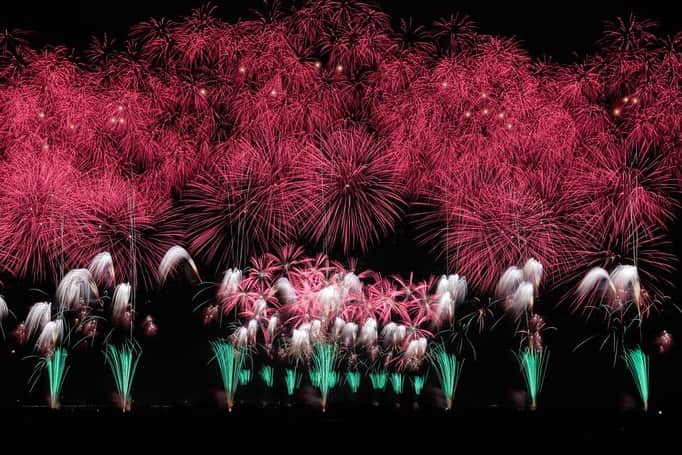 さいたまつりさんのインスタグラム写真 - (さいたまつりInstagram)「【🏮埼玉の祭りハイライト🏮 〜「こうのす花火大会」〜】 「自分たちの街を自慢できるものにしよう」という想いから始まった鴻巣市の花火大会🎆 ラストには、直径1m以上・高さ約800m・開花直径約800mにもなる「最大の打ち上げ花火」としてギネス世界記録に認定された四尺玉が打ち上がり、鴻巣の夜空をあざやかに彩ります！ 　 === 1枚目が、鴻巣の夜空を埋め尽くす世界最大級の4尺玉！会場からは割れんばかりの歓声と拍手が起こります👏 　 2枚目の写真は、会場のど真ん中に置かれた、1m以上の幅を誇る「４尺玉」の実寸大模型です。 　 3枚目、4枚目はスターマイン「鳳凰乱舞（おおとりらんぶ）」の様子！2011年には「1分あたりの尺玉以上の花火打上数」で日本一にも認定されました。 　 === 　 来年こそは鴻巣の夜空にあがる花火をお楽しみください！！ ＊＊＊  2020年開催予定の「第19回こうのす花火大会」は、新型コロナウイルス感染拡大防止のため延期となります。 公式サイト　http://kounosuhanabi.com/ さいたまつりページ　https://www.saitamatsuri.jp/matsuri/kounosu_hanabi/ #こうのす花火大会 #さいたまつり #埼玉 #saitama #saitamatsuri #japan #祭 #matsuri #festival」11月27日 18時07分 - saitamatsuri