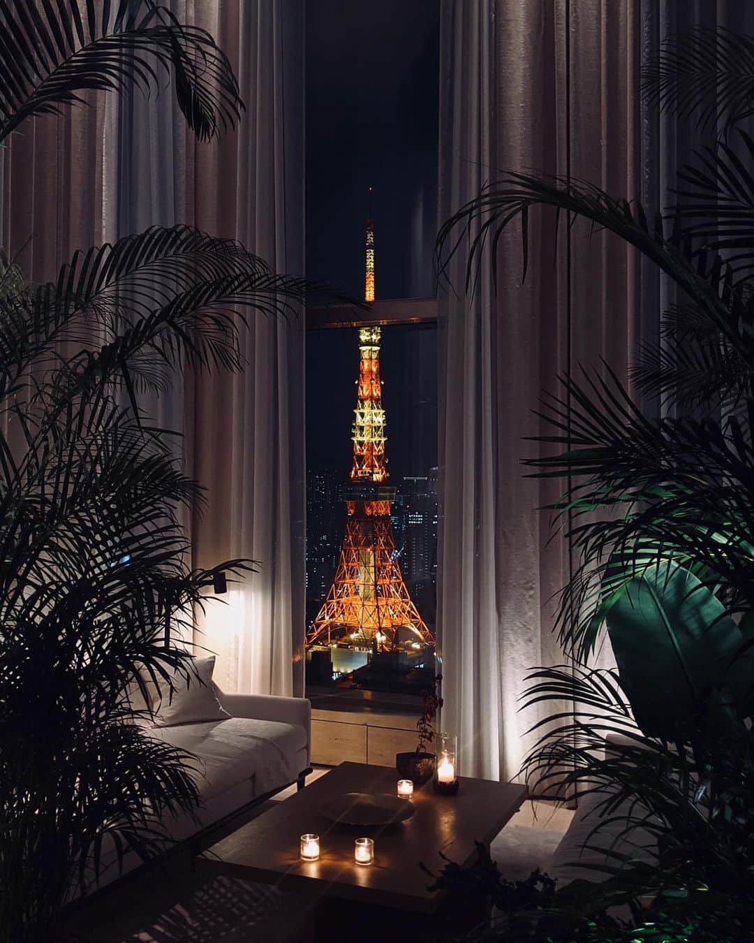 Joeさんのインスタグラム写真 - (JoeInstagram)「そびえ立つ東京タワー、マリオット・インターナショナルが展開するラグジュアリーホテル「東京エディション虎ノ門」@toranomonedition にて。世界的建築家の隈研吾氏が設計した二重構造のロビーに500以上もの植物が並ぶ ”空中に浮かぶ庭園” と称した野外テラス。   昼下がりのZOOMミーティングを終え、食事の合間に楽しむ英国式アフタヌーンティー、心身ともに深いリラックスを求めてマインドフルネスな時間を、夜はパワー注入ということで熊本産あか牛和牛を食しシャインマスカット・マティーニを片手に1日の終わりを迎えた。  悪循環を作らないためにも日々のストレスから距離を取り、今この瞬間と向き合う時間の大切さに改めて気づきを得ることができた濃厚な1日でした。  #TokyoEDITIONToranomon #editionhotel」11月27日 18時07分 - joe_tokyodandy