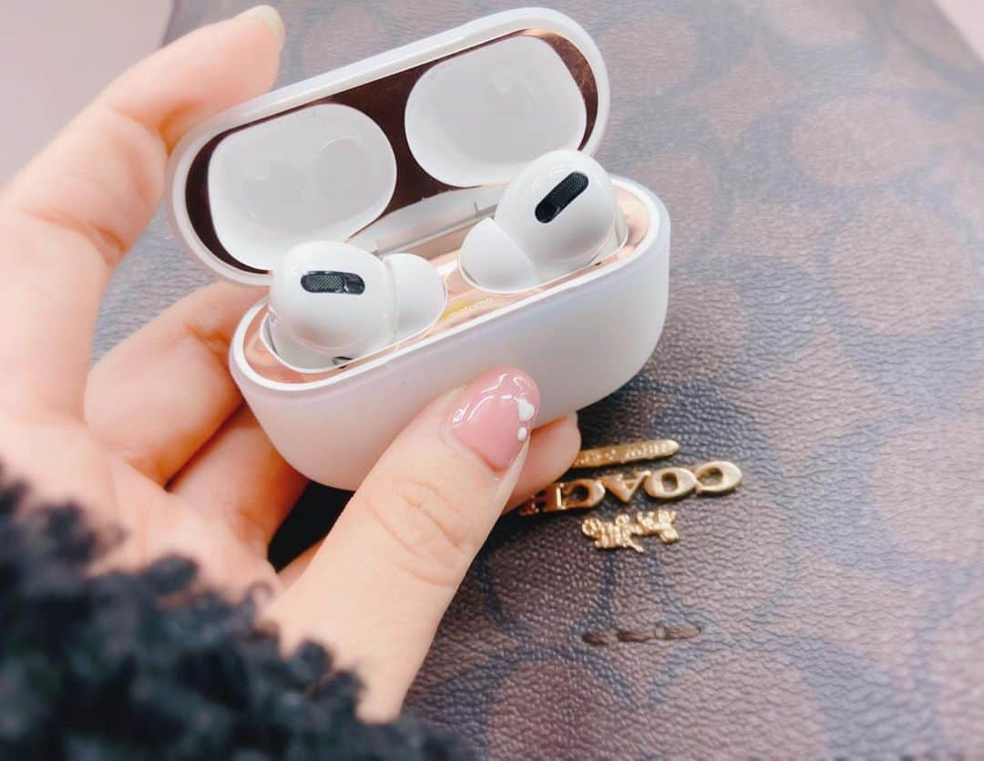 月野もあのインスタグラム：「☁☁☁  AirPods Pro買いました 🏹  ケースにピンクゴールドの 保護フィルム貼ったら とってもいい感じ、、、！！  ノイズキャンセリングと 外部音取り込み機能が優秀  外部音取り込み設定にしたら レジの時にイヤホンつけたままでも ちゃんと店員さんの声聞こえるし 付けっぱなしでいいのは楽ちん  iPhoneと即接続されて 充電も楽で通話もいい感じ 音質は低音ブーストで聴きたい 私には少し物足りないけど 他が快適すぎるから最高！  とにかくケースやら 保護フィルムでカスタムできて かわいいからお気に入り〜  #airpodspro #airpodsproケース」