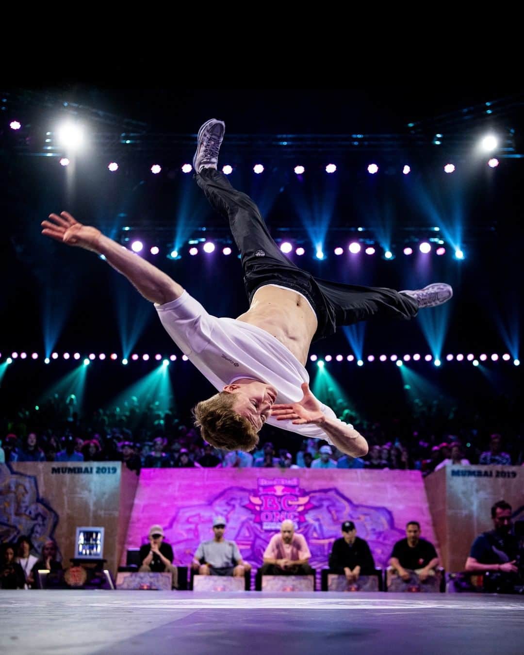 レッドブルのインスタグラム：「so that's how you earn a place on the stage of the world's most prestigious breaking competition 👏  brace for battle, you do NOT wanna miss this! the Red Bull BC One World Final is streaming LIVE on Red Bull TV this Saturday 🕺 tune in via the ~link in bio~ #redbull #givesyouwiiings #breaking #redbullbcone #dance #mumbai」