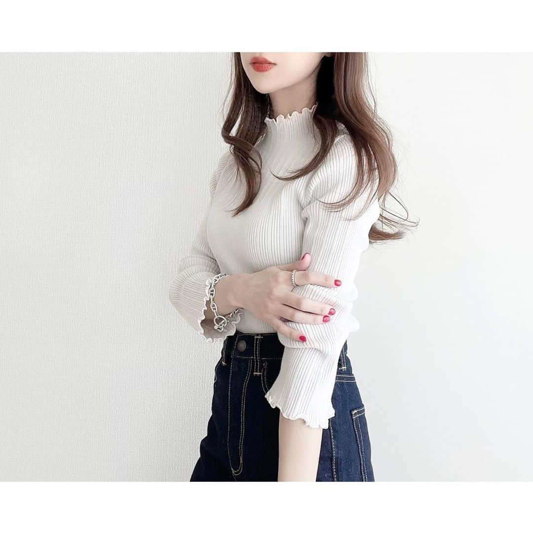 kumiのインスタグラム：「ㅤㅤㅤ﻿﻿ ㅤㅤㅤ﻿﻿ 久しぶりに出会った ドンピシャなハイウエストデニム。  肌触りが良いトップスもおにゅう。  上下 @gu_global ♡♡  トップスはブラックも買いに行くと決めた◎💐  #gu#hermes#chromehearts」