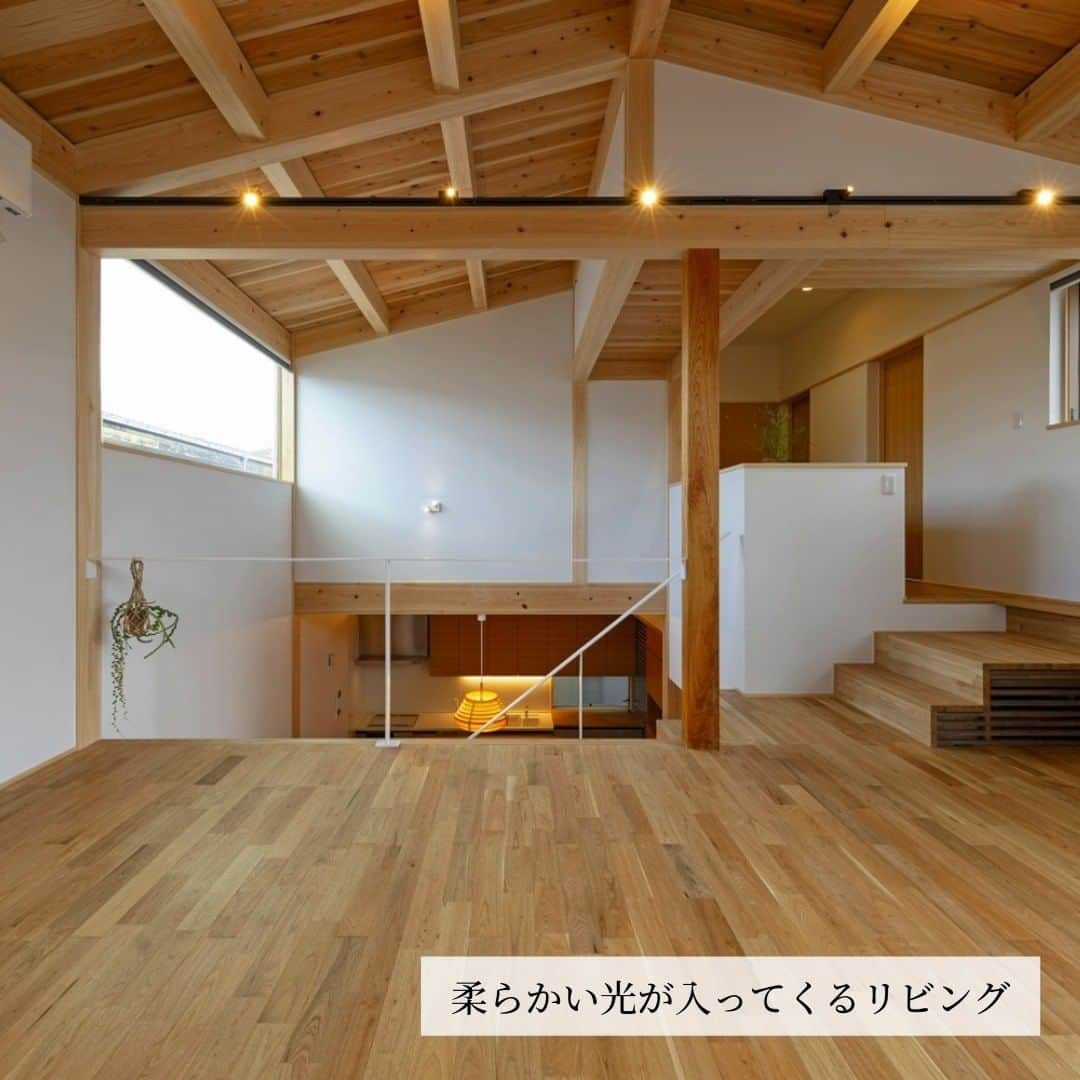 株式会社なんば建築工房さんのインスタグラム写真 - (株式会社なんば建築工房Instagram)「【リビング】 リビングからは１階のキッチン、２階のスタディコーナーの様子が覗える。 階段の昇降時に触れる機会が多い独立柱は素材を堅木のケヤキとし、芯去り材としている。 吹抜上部、北側の開口部から柔らかい光が入ってくる。 ---------------------------------------------﻿ ﻿﻿ 資料請求はこちら▶ @nkk_request イベント予約はこちら▶ @nkk_event  動画で「WEB見学会」公開中‼︎ ﻿ →IGTVからご覧いただけます。﻿ ﻿ -----------------------------------------------﻿  #リビング #階段 #スタディコーナー #スキップフロア #AV機器収納   #なんば建築工房 #岡山県倉敷市 #児島 #工務店 #大工 #職人 #手仕事 #工務店だからつくれる家 #注文住宅 #新築 #リフォーム #増改築 #古民家再生  #平屋 #一戸建て #日本家屋 #和風の家 #木の家 #自然素材の家 #無垢の木の家  #施工事例 #マイホーム #家づくり」11月27日 18時00分 - nanba_kenchiku_official