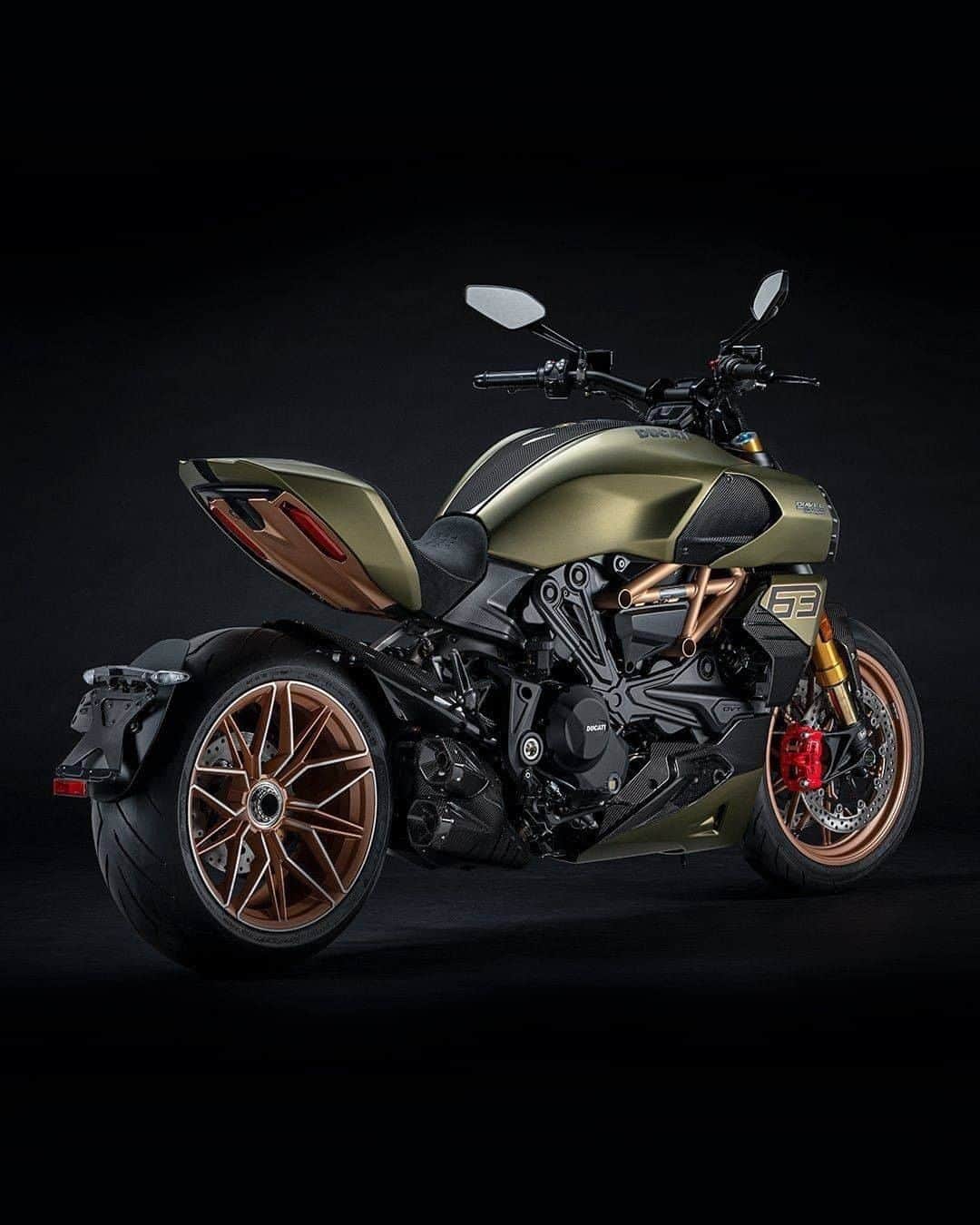 Ducati Japanさんのインスタグラム写真 - (Ducati JapanInstagram)「軽量な鍛造ホイールは、卓越したハンドリングと至高の美学を融合させています。軽量かつ貴重な素材であるカーボンファイバーで作られた各種コンポーネントは、細部に至るまで細心の注意を払って設計されています。  ディアベル1260ランボルギーニの詳細は、プロフィール( @ducatijapan )のリンクよりドゥカティ ジャパンのサイトをご覧ください。  #ドゥカティいいじゃん #ドゥカティランボルギーニ #ディアベル1260ランボルギーニ #TheShapeOfStyle #DucatiLamborghini #Diavel1260Lamborghini #Lamborghini」11月27日 18時00分 - ducatijapan
