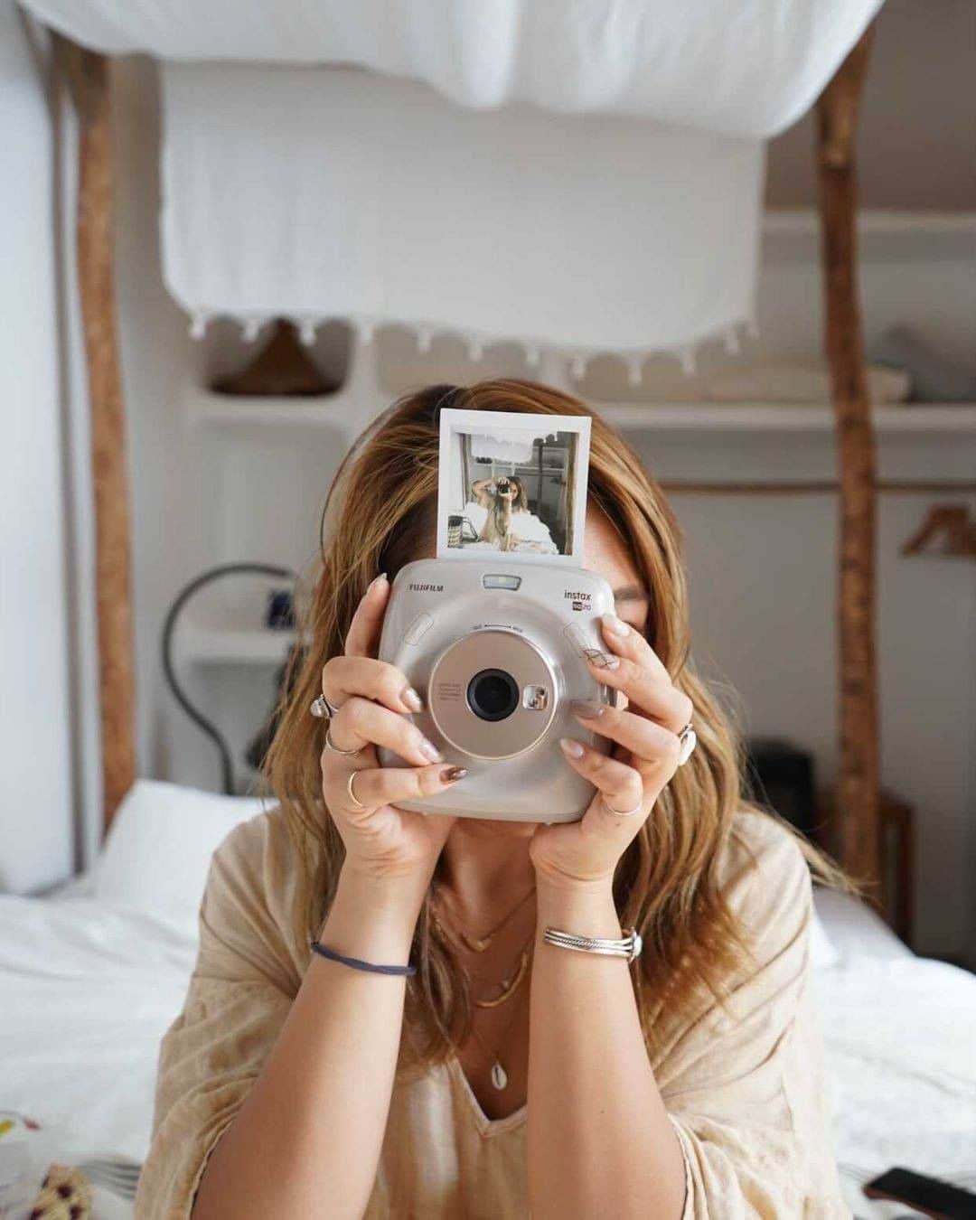 のインスタグラム：「﻿ ﻿ 【思い出をカタチに残す】﻿ ﻿ 丸みを帯びたデザインが可愛い ”チェキスクエア” instax SQUARE SQ20 📷﻿ ﻿  SQ20では、2枚目のように、被写体の動きに時間差をつけた4コマ分割で撮影できます！﻿ 躍動感も出て、雰囲気のある1枚に仕上がります💯 ﻿ ﻿ 撮影した一つ一つのシーンが記憶に残る。それがチェキの楽しみ方の一つです✨﻿ ぜひチェキで思い出をカタチに残してみてくださいね♪﻿ ﻿ Special Thanks💐﻿ @manashika﻿ ﻿ ---------------- ﻿ チェキで撮影した写真に当アカウントのタグ付を行い、#チェキ  #instax を付けて投稿してください📷✨ ﻿ 素敵な写真は、本アカウントにてご紹介をさせて頂きます！﻿  あなたの#チェキ活用術 も募集中です🌟 ﻿ ----------------﻿ ﻿ #チェキ #instaxlife #instax #instaxcamera #instaxsq20 #インスタックススクエア #インスタックススクエア20 #cheki #FUJIFILM #富士フイルム #チェキのある生活 #マイチェキ #フィルムカメラのある生活 #フィルムカメラ #selfie #カメラ女子 #girlstrip #モロッコ #モロッコ旅行 #旅 #旅行 #女子旅 #旅ジョ #旅したくなるフォト #マイトリ #カメラ女子﻿ ﻿ ﻿」