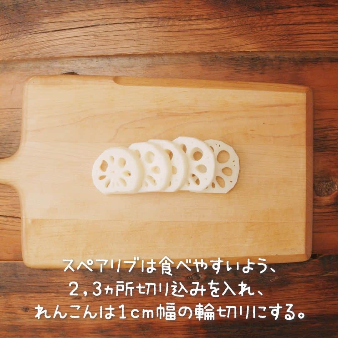 理研ビタミンさんのインスタグラム写真 - (理研ビタミンInstagram)「『スペアリブとれんこんのうまみそ焼き』  「くせになるうま塩」を使って、一段と美味しいスペアリブをいただこう✊ フライパンとアルミホイルがあればできちゃう蒸し焼きで、とっても簡単💯  作ったら #ノンオイルで天才レシピ をつけて写真を投稿して教えてください♪ レシピに関するご質問等はお気軽にコメント欄にどうぞ😌💕  カロリー 756kcal 塩分 3.5g (カロリー・塩分は1人分の数値)  【材料】2人分 スペアリブ(又は豚バラブロック)  400g(骨含め) れんこん　140g みそ　　大さじ1,1/2 塩　小さじ1/2 くになるうま塩　大さじ3  【つくり方】 ①スペアリブは食べやすいよう、2,3ヵ所切り込みを入れ、れんこんは1㎝幅の輪切りにする。 ②ビニール袋等に、①・みそ・『リケンのノンオイル くせになるうま塩』を入れ、しっかりと揉み込む。 ③フライパンにフライパンより一回り大きめのアルミホイルをのせる。(スペアリブの脂身が少ない場合はサラダ油をしく。 ④②を並べて焼き、両面焼き色が付いたらフライパンとアルミホイルの間に水(100ml程度/分量外)を入れ、蓋をして蒸し焼きにする(中火15分～)。 ⑤火が通ったら強火にし、ソースを煮詰めながら、スペアリブ・れんこんに絡め、器に盛る。  【天才ポイント】 フライパンとアルミホイルで蒸し焼きにした手軽な蒸し焼きです。みそと『リケンのノンオイル くせになるうま塩』でがっつりパンチのあるソースで食欲を引き立てます。  #リケンのノンオイル #時短レシピ #手抜きごはん #簡単料理 #簡単ごはん #ごちそうさま #簡単レシピ #レシピ #料理 #節約ご飯 #レシピ動画 #ヘルシーレシピ #料理動画 #調味料 #簡単ご飯 #やみつき #料理部 #ドレッシング #フードスタグラム #おうちごはん革命 #簡単飯 #レンジで簡単 #おつまみレシピ #アレンジレシピ #スペアリブ #れんこん #味噌 #味噌焼き #フライパン」11月27日 18時00分 - riken_tensai