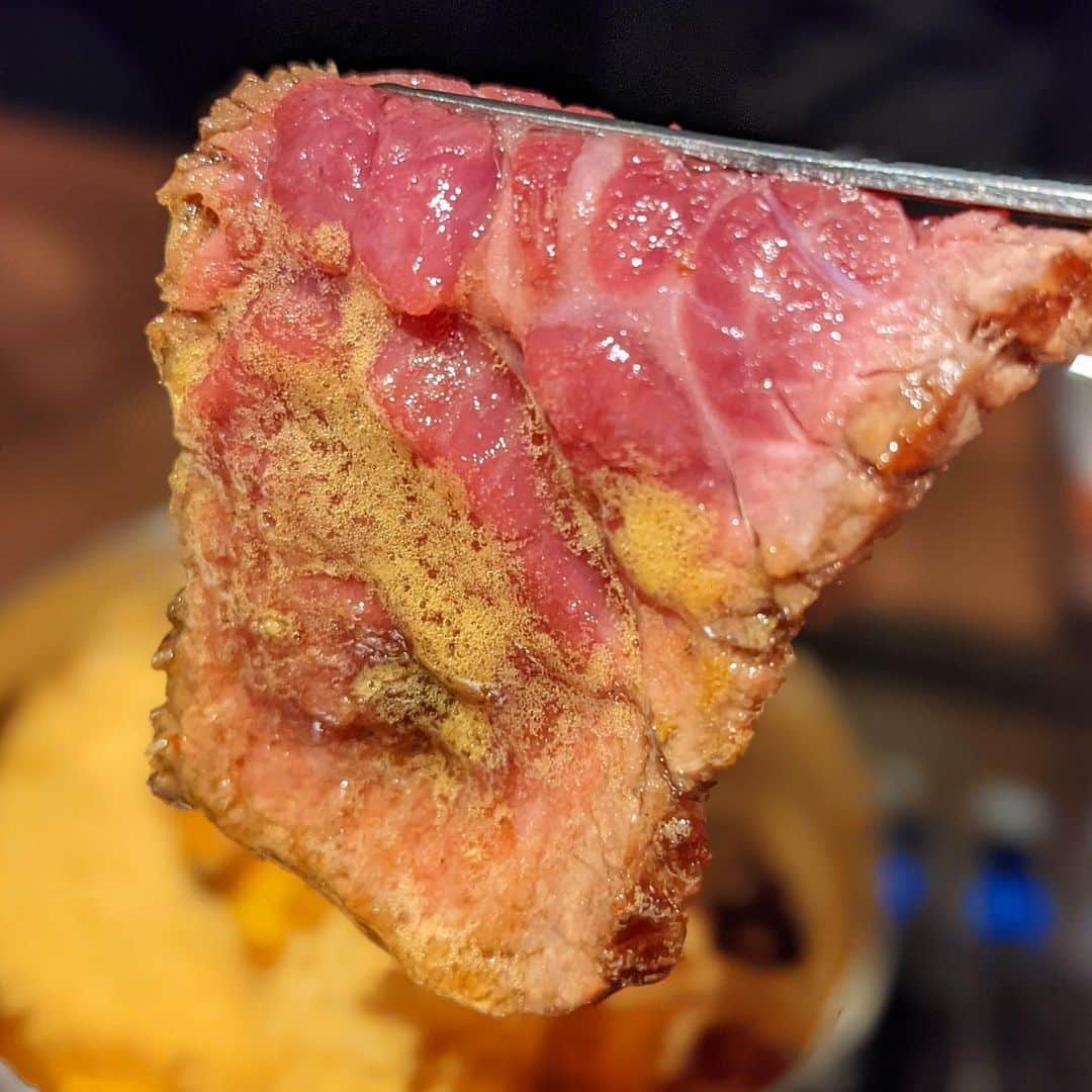 大見さなえさんのインスタグラム写真 - (大見さなえInstagram)「塊肉！レッドクリフ🤤🥩💓﻿ 御徒町『#tokyo焼肉ごぉ 』②﻿ 御徒町駅から徒歩30秒にある焼肉屋さん🏃‍♀️🥩﻿ ﻿ 分厚い内もも肉ぅぅ🥺！！﻿ 店員さんが丁寧に焼いてくれます(*´꒳`*)﻿ ﻿ そして3段階で楽しめるのも嬉しいポイント☺️💡﻿ まず①焼いたのを薬味つけて食べる﻿ ②にんにんバター醤油に絡める🧈﻿ ③〆でたまご追加してオンザライス🍚﻿ ﻿ この日タレが中毒的に美味しくて﻿ そのままでもご飯いけた🤤🍚﻿ ﻿ ﻿ 今回は塊肉！レッドクリフ付きの1日1組限定✨﻿ コースをいただきました！10000円 (電話予約限定)﻿ ※プレミアム飲み放題付﻿ ﻿ •キムチ盛り合わせ﻿ •シェフの気まぐれサラダ﻿ •ごぉのまぜナムル﻿ •本日の新鮮刺し﻿ ﻿ •厚切り上タン塩﻿ •厚切り上ハラミ﻿ •厚切り厳選和牛﻿ •ごぉの冷奴、ごま塩きゅうり﻿ •炙り上レバー﻿ •ごぉの赤壁-レッドクリフ-﻿ 極上ロース﻿ (月見ダレ・一口おにぎり付)﻿ •ごぉ飯﻿ •ひとくち冷麺﻿ •デザート﻿ ﻿ 新鮮な炙り上レバーやハラミ刺しは必須😎﻿ 1日1組限定だけどインパクトあるレッドクリフを頼むと﻿ 喜ばれること間違いなし🙆‍♀️💓﻿ ﻿ #レッドクリフ #御徒町グルメ #pr﻿」11月27日 18時02分 - tabe_megumi