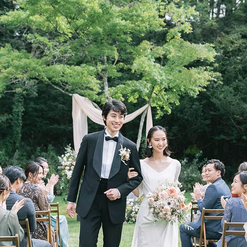 ARCH DAYS Weddingsさんのインスタグラム写真 - (ARCH DAYS WeddingsInstagram)「ARCH DAYS×星野リゾート 軽井沢ホテルブレストンコート アンジェラ🕊  今大注目の軽井沢ウェディング🌿なかでも人気の会場「軽井沢ホテルブレストンコート アンジェラ」でARCH DAYS流ガーデンウェディングを実施👰その魅力を解説します。  美しい緑に囲まれた圧倒的なロケーションと開放感のある広大なガーデン。型にはまらずゲストとゆっくり楽しむスタイルは、まさに“今”求められてるウェディング！  マルシェの演出や、決してガーデン=カジュアルじゃない納得のホスピタリティにも注目👀最旬の装飾ポイントも！  _ _ _ _ _ _ _ _ _ _ _ _ _ _ _ _ _ _  ▽記事に飛ぶには ストーリーズからリンクをチェック  ----------  ▽ARCH DAYSトップページはこちらから☑️ @archdays_weddings プロフィールのリンクから  ▽KIDS & BABYのパーティーアイディアはこちら☑️ @archdays  -----  #星野リゾート #軽井沢ホテルブレストンコート #hotelblestoncourt #国内リゾート婚 #国内リゾートウェディング #国内リゾート挙式 #軽井沢 #軽井沢ウェディング #軽井沢挙式 #軽井沢ウエディング #軽井沢婚 #軽井沢結婚式 #軽井沢ブライダル #軽井沢花嫁 #コロナ結婚式 #コロナ禍の結婚式 #滞在型ウェディング #結婚式演出 #アウトドアウェディング #アウトドアウエディング #ガーデンウェディング #ガーデンウエディング #gardenwedding #ナチュラルウェディング #ナチュラルウエディング #プレ花嫁 #archdays #archdays_wedding #アーチデイズ #アーチデイズウェディング」11月27日 18時04分 - archdays_weddings