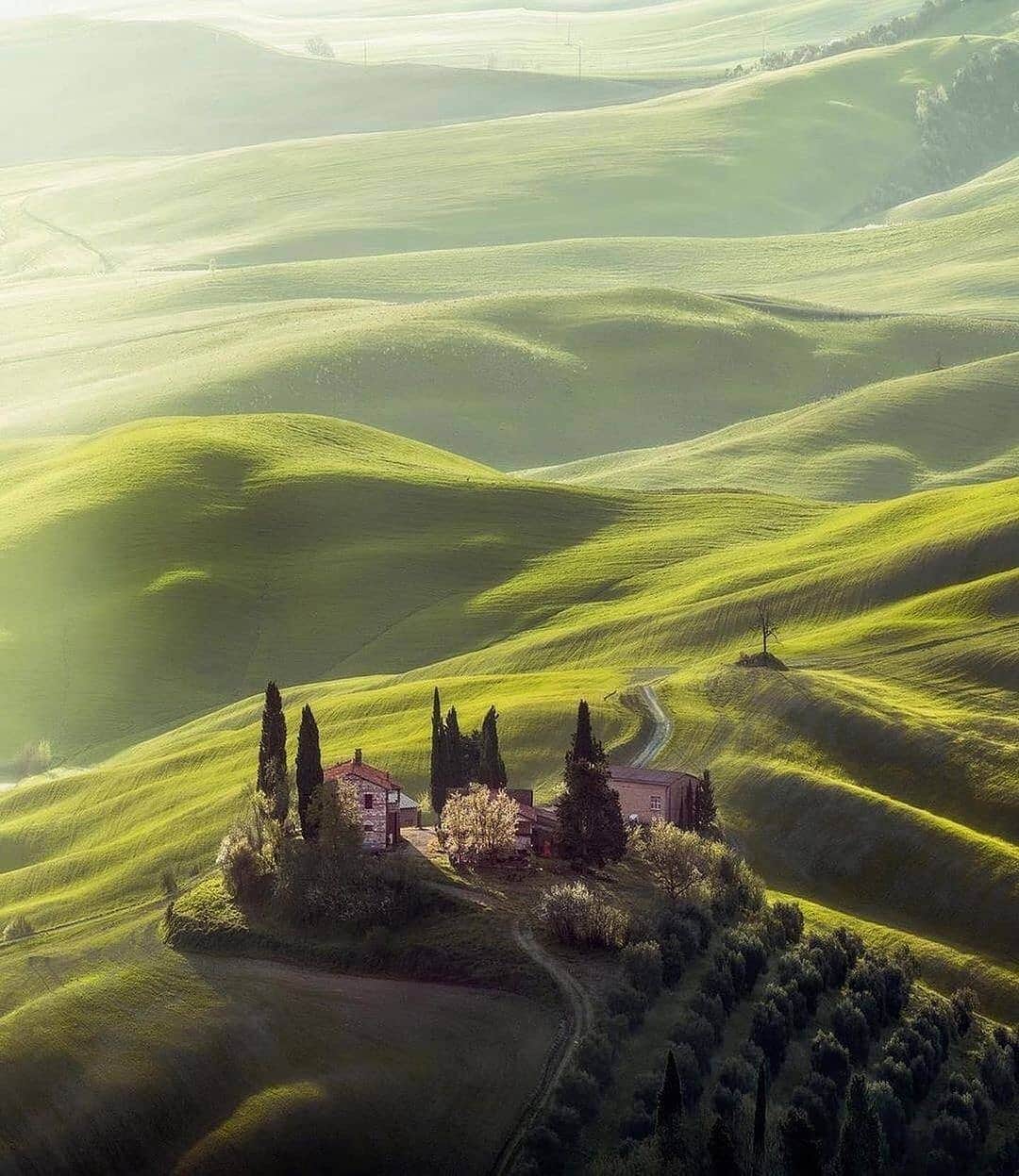 BEAUTIFUL DESTINATIONSさんのインスタグラム写真 - (BEAUTIFUL DESTINATIONSInstagram)「The rolling hills of Tuscany, and more! 😍 Famous for its landscapes, rich history, and artistic legacy, this world-renowned destination is brimming with spaces that inspire. Keep swiping left to time travel with us!  Have you been here? What are some of your favorite spots in Tuscany? 💭  📸  @ilhan1077 📍 Tuscany, Italy」11月27日 18時05分 - beautifuldestinations