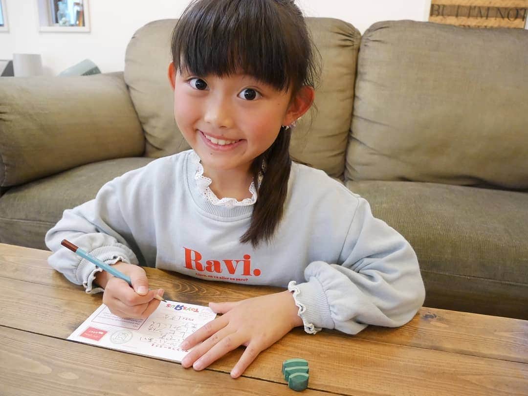 のインスタグラム：「@toysrus_jp 🎅🏻 . . 今年ならではの、なぁちゃんの悩み。 「こんな状況では今年はサンタさん来れないんじゃ･･･」というもの。 サンタさんの体が心配だけど会いたいらしい！笑 . . そんなサンタさん宛の気持ちや願い事を届けられるのは 全国のトイザらス、ベビーザらス店舗に設置された 日本唯一の本物のサンタさんに手紙を出せる『サンタポスト』📫と おうちからでもサンタさんに手紙を送れる『デジタルサンタポスト』📲 . 小学生になったからなのか今年の手紙はちゃんと敬語😂 シンプルな内容だけど熱い想いは感じるよ！ 少しの圧もね。笑 なぁちゃんは家から安心して送れるデジタルポストに投函！ 書いたハガキを写真に撮って専用フォームから送るだけ。 . . サンタポストに投函する専用ポストカードは 全国のトイザらス店舗、ベビーザらス店舗または 全国562店舗のスシローでも配布されてるそう！ . 12月5日までに投函したお手紙はクリスマス前までに グリーンランド国際サンタクロース協会へ届けてくれるんだって🎅🏻 しかも店舗でハガキを出すと先着順で トイザらスオリジナル子供用フェイスシールドやビスコがもらえるみたい！ 少し早いクリスマスプレゼントみたいだね😊 . . 今年は色んなことがあったけど クリスマスは毎年変わらぬ笑顔とHappyで溢れた 特別な日にしてあげたいな。 . . . #PR #トイザらスサンタポスト #トイザらスデジタルサンタポスト #トイザらス #ベビーザらス #サンタ #クリスマスプレゼント」