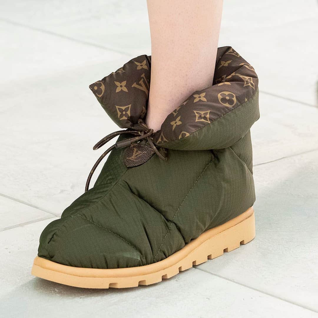 HYPEBEASTさんのインスタグラム写真 - (HYPEBEASTInstagram)「@hypebeastkicks: @louisvuitton has delivered its new Pillow Boot. First shown at the fashion house’s Spring/Summer 2021 runway show, the shoe is a versatile design thanks to its free-flowing shape that can be altered with rope toggle laces for a more secure fit. Louis Vuitton’s signature monogram motif also appears on the lining that is made entirely from waterproof nylon. Expect it to arrive in three colorways online and in Louis Vuitton boutiques on December 2.⁠⠀ Photo: Louis Vuitton」11月27日 18時06分 - hypebeast