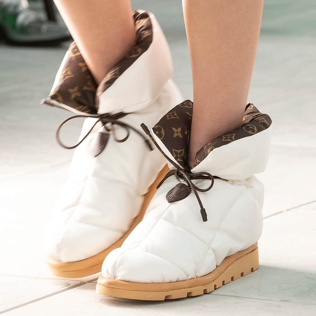 HYPEBEASTさんのインスタグラム写真 - (HYPEBEASTInstagram)「@hypebeastkicks: @louisvuitton has delivered its new Pillow Boot. First shown at the fashion house’s Spring/Summer 2021 runway show, the shoe is a versatile design thanks to its free-flowing shape that can be altered with rope toggle laces for a more secure fit. Louis Vuitton’s signature monogram motif also appears on the lining that is made entirely from waterproof nylon. Expect it to arrive in three colorways online and in Louis Vuitton boutiques on December 2.⁠⠀ Photo: Louis Vuitton」11月27日 18時06分 - hypebeast