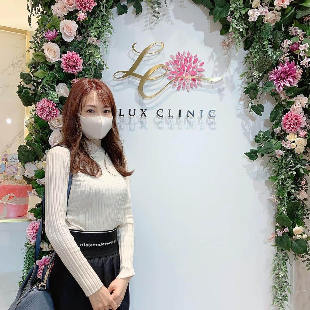 のインスタグラム：「新宿にオープンした @luxclinic_official  で脱毛してきました✨ 何度も脱毛してるけど妊娠したらまた少し毛が生えてきて、もう一度全身脱毛はじめました✨ うなじも綺麗に剃ってくれました🥰  ちなみにこの時日焼け止めだけだけど、眉毛　#アートメイク のおかげでちゃんとあるように見える✨ マツエクとアートメイクがあればマスクしてたらとりあえずなんとかなってすごく楽です😊  #脱毛 #全身脱毛 #luxclinic #マツエク #アートメイク #アートメイク眉」