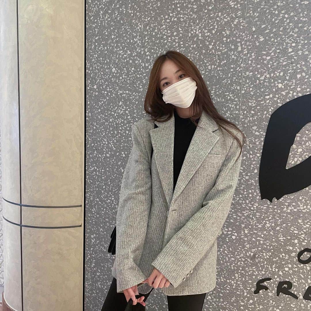 イユエリンのインスタグラム：「시스루 티 입고  와플자켓 입었는데 하나도 안추운거 실화임?미쵸따🤎👍🧇」