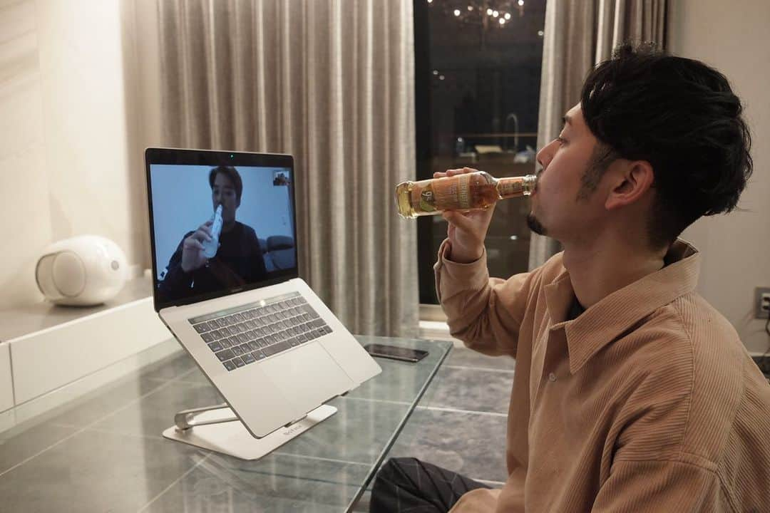 新野俊幸さんのインスタグラム写真 - (新野俊幸Instagram)「湘南にいる @reokanao とオンライン飲み🤙🏻  酒弱い俺でも飲みやすいからスミノフ好きなんだよね〜、モスコミュールのフレーバーがお気に入り！  TCY Radio Friday session with Smirnoff の二次会ゲームでオンラインでも爆笑😂  金曜日は #SMIRNOFF と #TCYRadio があれば家でも最高に楽しめるよ！  #ad  #スミノフ  #スミノフライデー  #blockfm」11月27日 18時06分 - niinotoshiyuki