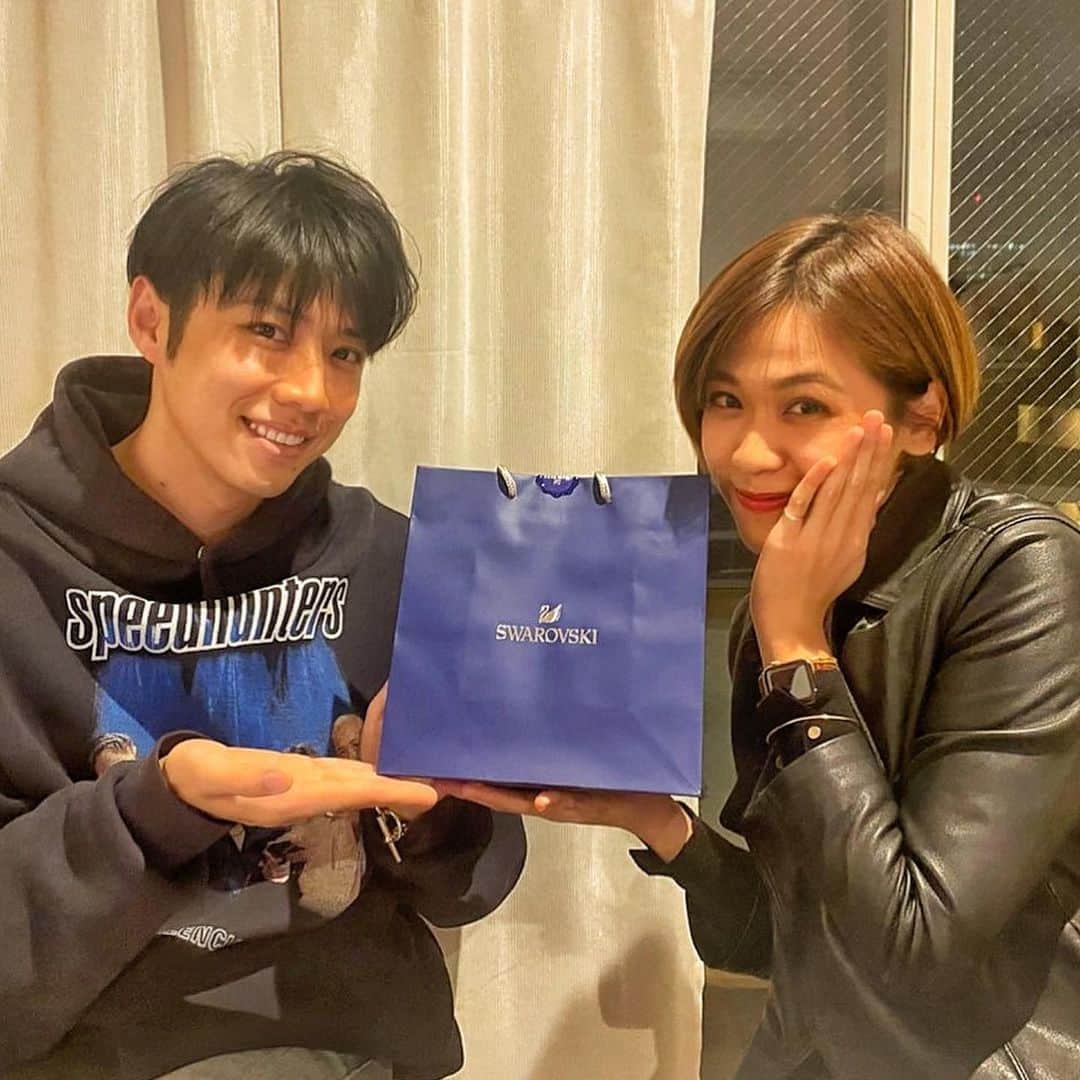のインスタグラム：「今うちの会社を支えてくれてる社員のるいちゃん @cjr1108 が先日誕生日だったので、 @swarovski さんのカスタマイズ・ボールペン（7,040円／税込価格）をプレゼントしたよ🤤 好きな色のクリスタルをセットし、オリジナルのボールペンを作れるから、相手のイメージや好みの色を想像してつくのがたのしい😊 るいちゃんは普段はクールな格好が多いんだけど、小物は可愛い系にするとギャップが似合うかなってことでピンク系にした🥺 プレゼントする側が相手のことを考えて作るのも楽しい！  正直これまでブランドからのお誘いには乗ったことないんだけど、本当にいいと思ったものはご紹介させていただきます！僕も実際にスワロフスキーの銀座にお邪魔して作らせてもらったんだけどお店は綺麗だし、スタッフの方は親切だし、何より思ったよりおカジュアルな金額で本格的な体験とプレゼントができるので大切な人やちょっとしたプレゼントにいいかも‼️  他にもこんなポイントがあるので要チェック‼️ ↓↓↓  ・スワロフスキーがデジタル上で送れるギフトチケットを発売した。  https://giftee.co/gifts/item_sku/52413  ・人気のボールペンが10色からカスタマイズできて、好きな色を作れる。 ・受け取った人が好きな色にカスタマイズできること。 ・クリスマスやギフトシーズンにおすすめできるアイテムであること ・詳しくはスワロフスキーのLINEアカウントとお友達になりチェック！  　#スワロフスキー銀座 　#スワロフスキーボールペン   #クリスマスプレゼント   #PR   #初PR笑」