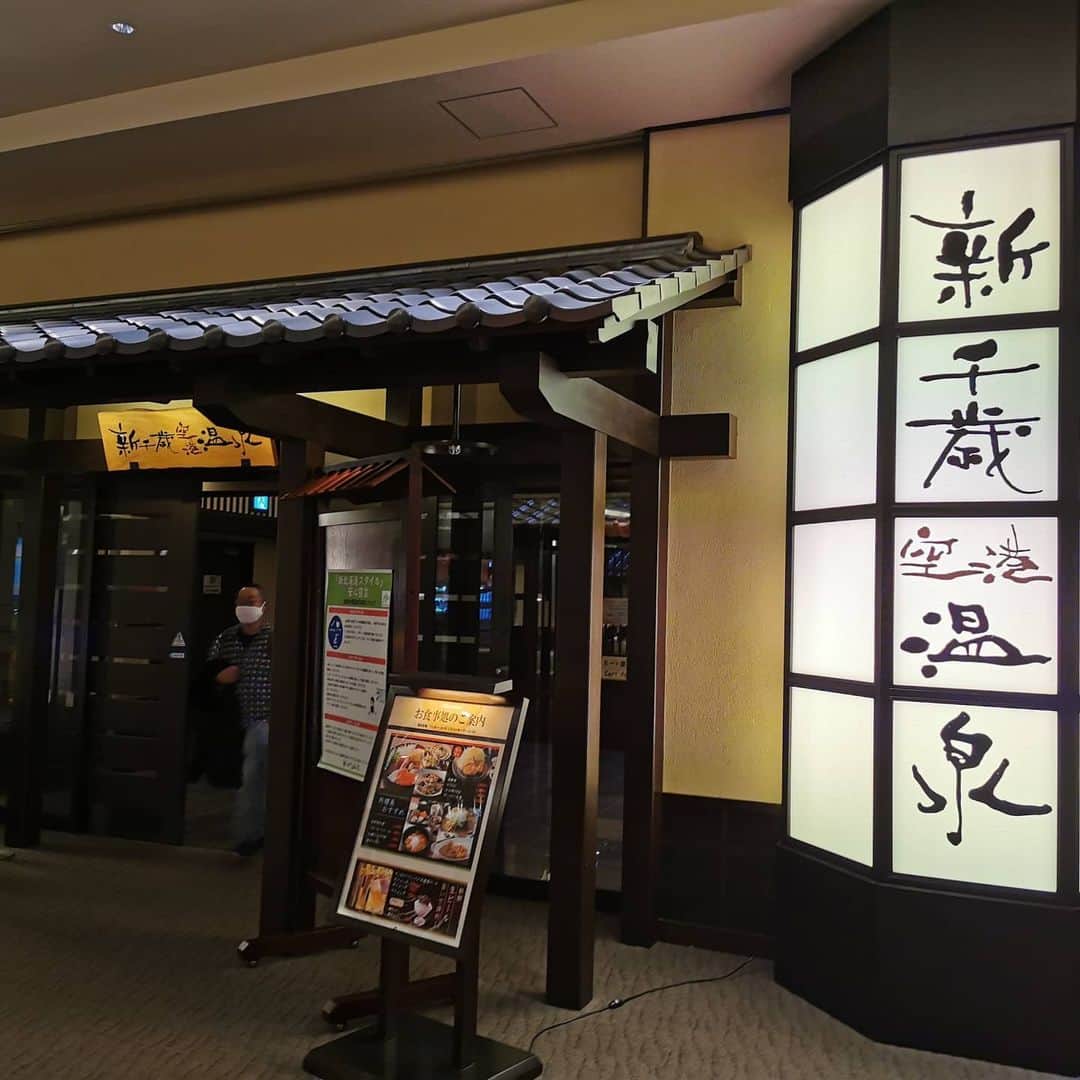 中園健士さんのインスタグラム写真 - (中園健士Instagram)「【ドラえもんで大号泣】﻿ 本日北海道から石垣島行き飛行機に﻿ 寝坊してしまい明日に変更になったことで﻿ 有名な中園です。﻿ 良かったなーと思うのは﻿ 起きた瞬間ムリだなー、と﻿ 思いましたが一応タクシーで空港まで﻿ 急いで行き（１２０００円。。。）﻿ 案の定間に合わない訳ですが﻿ １ｍｍもムカついたり﻿ ガッカリしたりの﻿ 感情のブレがなかったんですよねー。﻿ 　﻿ 　﻿ 別にまた買えばいいや。﻿ という気にしないマインドです。﻿ 　　﻿ お金でストレスって﻿ かなり減らせますよ。　﻿ 　﻿ さて、そういう訳で﻿ 新千歳空港のホテルに﻿ 泊まったら何と﻿ 空港の１５００円の温泉無料が﻿ ついてきて、﻿ 映画館があったので﻿ 鬼滅の刃でも観るかー。　﻿ 　﻿ って思ったら﻿ 「ドラえもん」﻿ がやってるではありませんか！！﻿ 　﻿ そのキャッチフレーズがまた﻿ 熱いんですよ。。。﻿ 　﻿ 　﻿ 「おばあちゃん、﻿ 僕は誰かを幸せにできるかな？」﻿ ﻿ ですよ。。。﻿ 　﻿ おばあちゃん登場させて﻿ 静香ちゃんとの結婚ですよ。。。﻿ 　﻿ 　﻿ ズルすぎません？？﻿ 　　﻿ こんなん感動するに決まってる。。。﻿ キャッチコピーって﻿ 本当に重要なんですよね。﻿ 　　﻿ 同じものでコピーで﻿ 売上は死ぬほど変わります。﻿ 　﻿ ワンダの朝専用コーヒーとか﻿ 逸脱でしたね。﻿ 　﻿ 「全部雪のせいだ」﻿ 「そうだ、京都に行こう」﻿ とかもごいすーです。﻿ 　﻿ 　﻿ もっと前で言うと﻿ 「一国一城の主」﻿ 「庭付き一戸建て」﻿ とか﻿ キラーワードで﻿ 高度成長期に持ち家売りまくって﻿ きましたからねー。﻿ 　　﻿ 刺さるコピーライティングってのは﻿ 一生涯使える﻿ 職人技術です。﻿ 　　﻿ これとSNSマーケティングを﻿ マスターすると一生﻿ 食いっぱぐれはないと思います。﻿ 　﻿ 　﻿ 久しぶりに無料ズームレクチャーでも﻿ やろうかなー。　﻿ 　﻿ 刺さるコピーライティングとか﻿ 興味ある人います？﻿ 　﻿ 　﻿ 興味ある方はコメント欄に﻿ 数字の７を、、、、。﻿ 　﻿ ウソウソｗｗ﻿ 入れなくていいですｗｗ﻿ 　﻿ 返答面倒くさいんでｗｗ﻿ 　﻿ ま、話戻して﻿ ドラえもんの映画マジで﻿ 全員観に行った方がいいですよ。﻿ 　﻿ 　﻿ 本気で泣いて本気で﻿ 爆笑しました！！﻿ 　﻿ 　﻿ 映画館一人で貸し切りは﻿ きっと生涯最初で最後だろうなｗｗ﻿ 　﻿ 　﻿ 僕がこの１０年間で﻿ 観た映画の中でダントツで﻿ 一番良かったです。﻿ 　﻿ 　﻿ ちなみに僕がこの１０年で﻿ 観た映画は﻿ 「北斗の拳」﻿ 「ドラゴンボール　復活のF」﻿ 「天気の子」﻿ 「キングダム　実写版」﻿ 　﻿ 以上ですｗ﻿ 　﻿ ５作目のドラえもんが﻿ ダントツでしたねー。﻿ 　﻿ ３月にドラえもんの新作映画﻿ あるのでそれも観に行こうと﻿ 思います。  #ドラえもん  #ドラえもん好きな人と繋がりたい  #ドラえもん大好き  #ドラえもん好き 　 #ドラえもん映画  #コピーライティング  #キャッチコピー  #キャッチコピーシリーズ  #」11月27日 18時11分 - nakazono.kenji