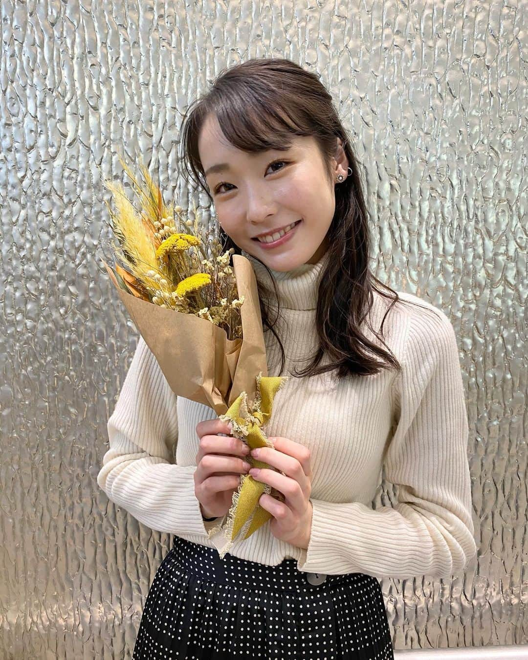 田中美有さんのインスタグラム写真 - (田中美有Instagram)「いよいよ明日ファイナルイベント  短かったようで長かった3ヶ月が幕を閉じようとしています。  泣いても笑っても明日が「エントリーNO.6 田中美有」最後の日 とにかく全力で楽しみたいと思います☺️✌🏻  ファイナルイベントは 14:30～ 「ツイキャス」で配信されます！ そして、グランプリ審査に大きく関わる当日票もあります。配信を見てくださる方しか投票出来ないので、 ぜひよろしくお願いします🙇‍♀️🍃  チケットは、「ミスキャンパス関西学院」のホームページ  もしくは @mckg_official のプロフィール欄にあるURLから、ゲットして頂けます🎫✨  そして今日が投票最終日です。 約2ヶ月間投票にご協力してくださった皆さん。ありがとうございます😿✨ 最後の１回ぜひ、「田中美有」に投票お願いします🕊  最後に3ヶ月応援してくださった皆さん 本当にありがとうございます🧸🤍 最後まで見守って下さい。  #ミスコン #ミスキャン #ミスキャンパス関西学院 #関西学院大学 #関学 #今日のファッション #ヘアアレンジ #ハーフアップ #ドライフラワー」11月27日 18時17分 - miyutanaka_06