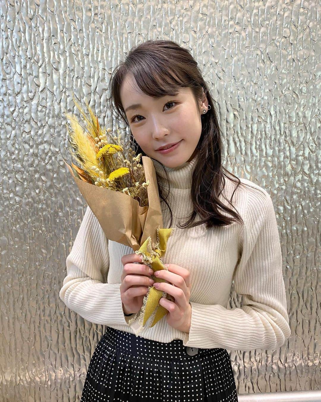 田中美有のインスタグラム：「いよいよ明日ファイナルイベント  短かったようで長かった3ヶ月が幕を閉じようとしています。  泣いても笑っても明日が「エントリーNO.6 田中美有」最後の日 とにかく全力で楽しみたいと思います☺️✌🏻  ファイナルイベントは 14:30～ 「ツイキャス」で配信されます！ そして、グランプリ審査に大きく関わる当日票もあります。配信を見てくださる方しか投票出来ないので、 ぜひよろしくお願いします🙇‍♀️🍃  チケットは、「ミスキャンパス関西学院」のホームページ  もしくは @mckg_official のプロフィール欄にあるURLから、ゲットして頂けます🎫✨  そして今日が投票最終日です。 約2ヶ月間投票にご協力してくださった皆さん。ありがとうございます😿✨ 最後の１回ぜひ、「田中美有」に投票お願いします🕊  最後に3ヶ月応援してくださった皆さん 本当にありがとうございます🧸🤍 最後まで見守って下さい。  #ミスコン #ミスキャン #ミスキャンパス関西学院 #関西学院大学 #関学 #今日のファッション #ヘアアレンジ #ハーフアップ #ドライフラワー」