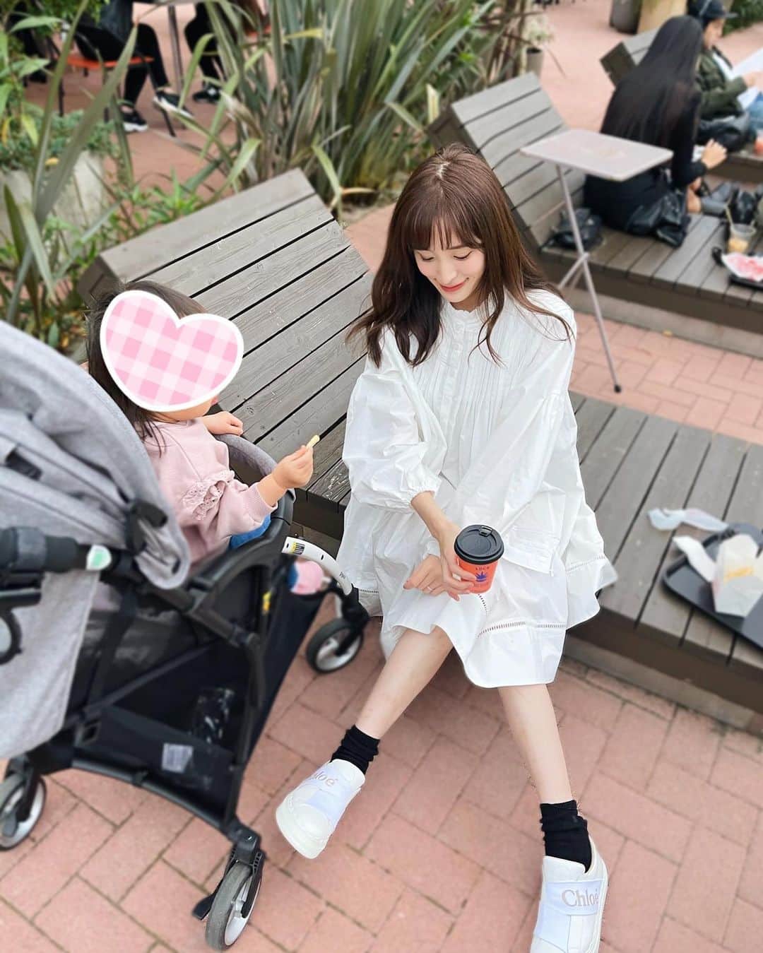 小林真由のインスタグラム：「ふわっとしたボリュームの可愛いワンピース♡﻿授乳期は特にシャツばっかり着てます🐼 抱っこ紐のおかげでアイロン掛けが止まらない笑﻿ ﻿ 靴下やタイツはランバンのものが多いです🐻♡﻿ ﻿ ﻿ ﻿ one-piece: #rosymonster﻿ shoes: #chloe﻿ ﻿ ﻿ #ファッション #コーデ #ママコーデ #女の子ママ #男の子ママ #ママライフ #コーディネート #2歳 #生後3ヶ月 #ベビー #二人育児 #クロエ #sharegreenminamiaoyama #coordinate #fashion」