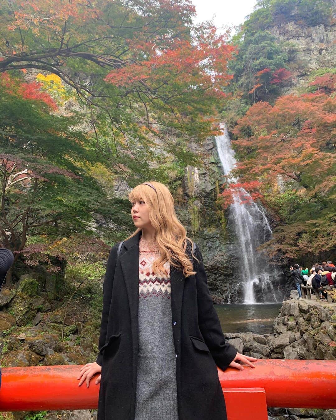 MANA（宮本茉奈）のインスタグラム：「家族で﻿ おじいちゃんリクエストの箕面の滝へ﻿ ﻿ いつも家族旅行に私が仕事でが行けなくて﻿ 寂しがってくれてたおじいちゃん﻿ ﻿ 昔から変わらずずっと﻿ 家族の写真を撮るのが好きなおじいちゃん﻿ ﻿ 一緒に出かける時間と体力があるうちに﻿ 色んなところへ一緒に行きたいなぁ☺︎﻿ （もちろんおばあちゃんも）  #大阪観光 #大阪旅行 #大阪紅葉 #紅葉 #紅葉狩り #無料デートスポット #momiji #kouyou #japantravel #japantrip #japan_of_insta #osakatrip #osakatravel #osaka #はなまっぷ #はなまっぷ紅葉 #箕面の滝 #箕面大滝 #大阪滝 #japan_daytime_view #japan_bestpic」
