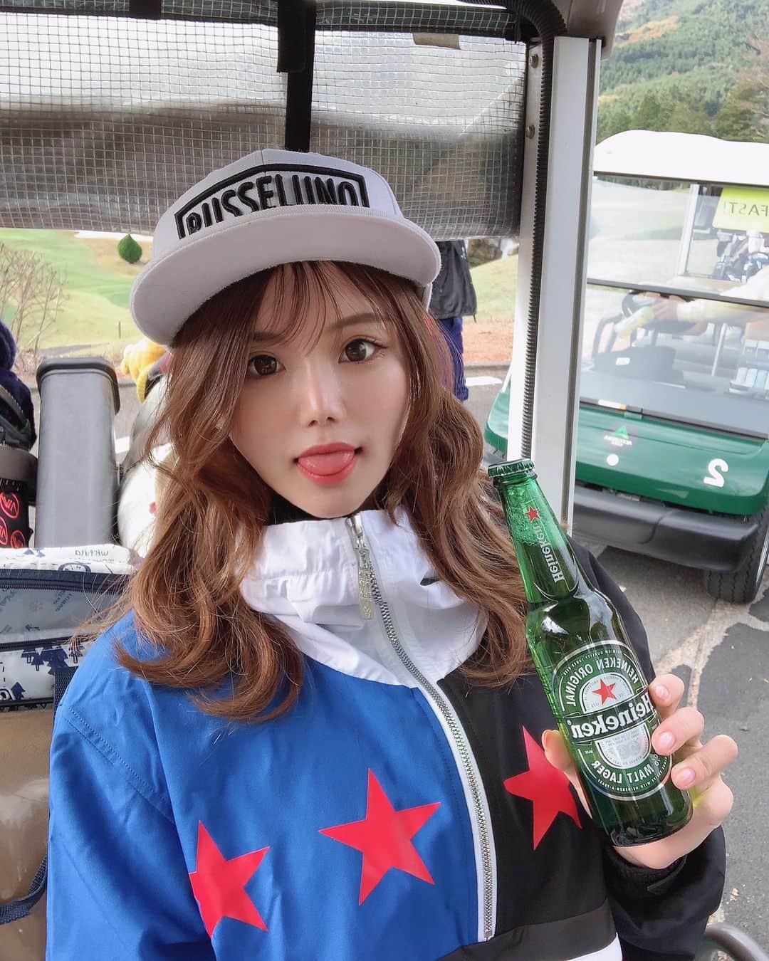 あやごるふのインスタグラム：「😛😛😛﻿ ﻿ 反抗期😛😛﻿ お酒渡しておけば大人しくなる👧🏼🍺﻿ ﻿ ﻿ ﻿」