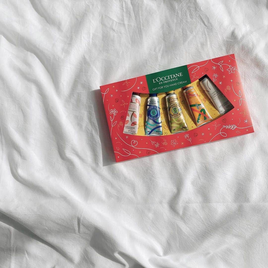 井村亜里香のインスタグラム：「ロクシタンのホリデーギフト🎄 ハンドケアセットを 仕事を頑張っている母にプレゼント♡ ・ Instagramでクリスマスや ロクシタンにまつわる写真に #今年はみんなサンタクロース  #ロクシタン @loccitane_jp をつけて投稿すると NPO法人チャリティーサンタを 通してロクシタンアイテムが 子供たちに寄付されるそうです♡ 素敵な企画🎅🏼💭 ・ #loccitane#handcream#present #christmaspresent#beauty#gift #ロクシタン#ロクシタンハンドクリーム  #ハンドクリーム#クリスマスプレゼント  #プレゼント#ホリデーギフト#ギフト#PR」