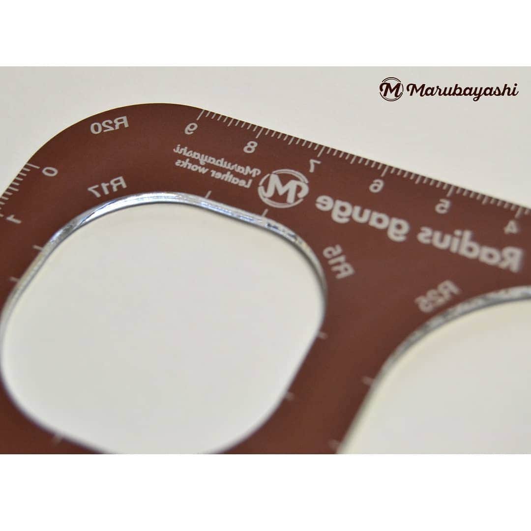 MARUBAYASHIさんのインスタグラム写真 - (MARUBAYASHIInstagram)「* レザークラフトに便利な定規 「ラジアスゲージ」のアクリルミラー板を オンラインショップに補充しました。  ※表は鏡面、裏面は茶色になります。  Restocked the online store with acrylic mirror plate of ruler "radius gauge" useful for leather crafting.  * The front side is mirrored and the back side is brown.  #ラジアスゲージ #radiusgauge #アクリル定規 #R定規 #便利定規 #革 #レザー #leather #皮革 #レザークラフト #leathercraft #leatherworks #leatherdesign」11月27日 18時22分 - takahiro_marubayashi