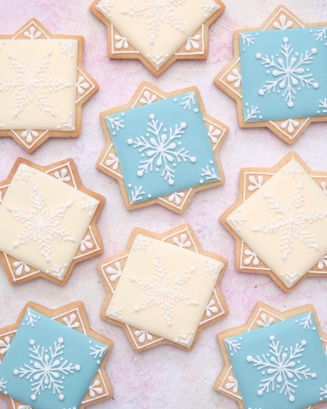 KUNIKAのインスタグラム：「"LET IT SNOW" COOKIES ❄️🌨❄️🌨❄️  完成したものからどんどん食べられていく、嬉しい🥲 美味しいと言ってもらえるのはとても嬉しい。 まだ途中のパーツもいつの間にか無くなってた🥲あちゃー  #artofkunika」