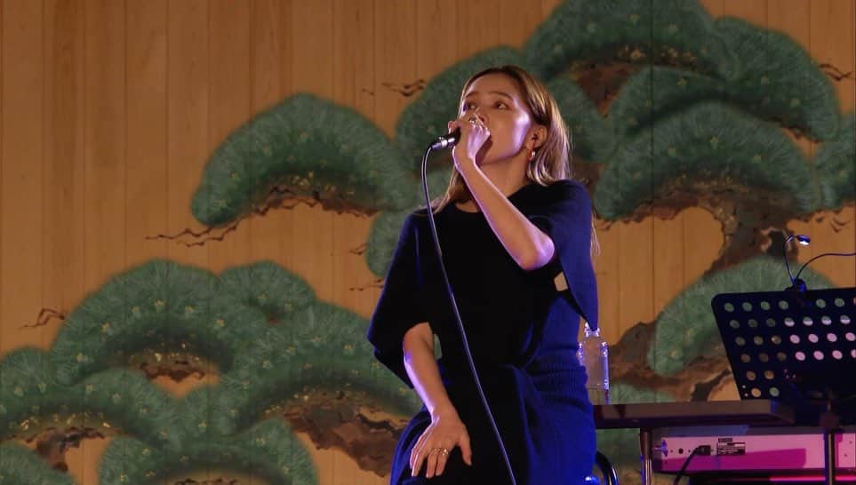 ステファニーのインスタグラム：「🎤🌙🇯🇵❤️ 昨日は久しぶりのライブでした。 場所は大分県、別府。 何年ぶりだっただろう… 緊張で思うようにいかなかった部分はあったけれど こうしてステージに立って歌うと、当時の事を思い出して胸が熱くなりました。 やっぱり音楽が大好きだって…心から、そう感じました。  今この生きづらい世界だってそう。 いつだって、心を豊かにしてくれるのは音楽のパワーです。 メロディーと、言葉。 これは私の人生のキーワードだなぁと 改めて感じた夜でもありました。  そして今回は世界初の試み！！ Remo Liveということで、 無線で4Kの映像を飛ばすというLive配信でした。 大掛かりな作業に、素敵なステージ。 ライブというものが少し遠く感じていたけれど、 今だからこそできる音楽の伝え方ですよね。 素晴らしかった…！  スタッフの皆様、ご協力頂いた関係者の皆様 本当にありがとうございました！！ 共演者の原田真二さん、5th elementsさん そしてキーボードで急遽参加してくださった 高島さん、お逢いできてよかったです！！ この素敵な場所に関しては、また明日postします♡。 あ〜緊張した…www #remolive #4K無線配信」