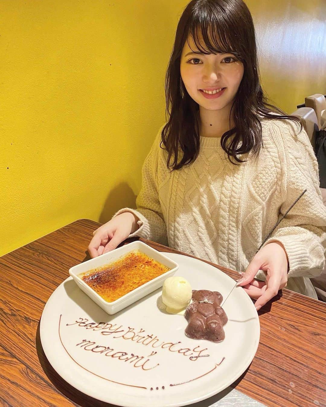 林桃絢美のインスタグラム：「・ かんなちゃん【 @jwc2020_no3 】とご飯に行きました🤍  コンテスト期間中ずっと連絡は取っていたのですが会うことが叶わなくて 漸く会えました！！  とってもとっても楽しくて幸せでした🌼  お誕生日のプレートまで出してくれて感激😭🌟 ありがとう！  #lotus #表参道 #cake #bear #birthday」