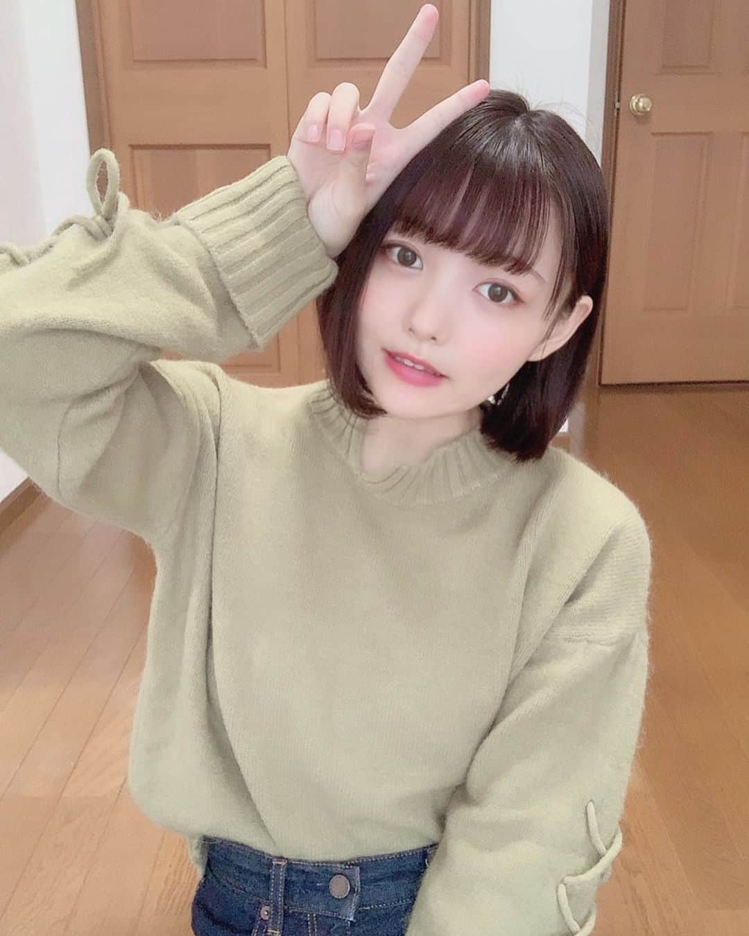 みさねのインスタグラム：「ㅤ ✌︎ ㅤ 変わった形のニットかわいい~ ニット: @fifth_calin →60%OFF  #ボブ #ボブアレンジ #ボブヘアアレンジ #デニムコーデ #guコーデ #メイク #ヘアアレンジ #calin #カラン #レースアップスリーブイレギュラーデザインニット #fifthtl #カジュアル #オーバーサイズ #平均身長コーデ #冬コーデ」