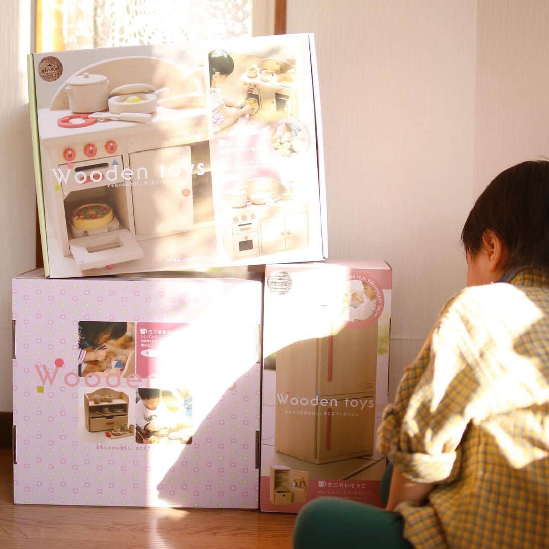 amiさんのインスタグラム写真 - (amiInstagram)「．  Favorite toys  可愛くて良いなぁと思っていた  @wooden.toys.daiwa さんの おままごとキッチンセット❤️  我が家にも届きました♡ 届いたのは、ミドルキッチンセット、 ミニれいぞうこ、ミニままごとセットだよ🥰  可愛すぎてママのテンションも 上がりました❤︎  息子は、大喜びで遊びまくってます♡笑 インテリアも壊さず、おすすめです💓  クリスマスの特典がつく早期予約は 11月30日までになっていますよ🎅🎄  ． #男の子#3歳児#男の子ママ#木製おもちゃ#木製キッチン#おままごと#2人育児#男の子コーディネート#クリスマスプレゼントにおすすめ#木製おもちゃのだいわ#おままごとキッチン #だいわままごとアンバサダー」11月27日 18時34分 - amikuma1219