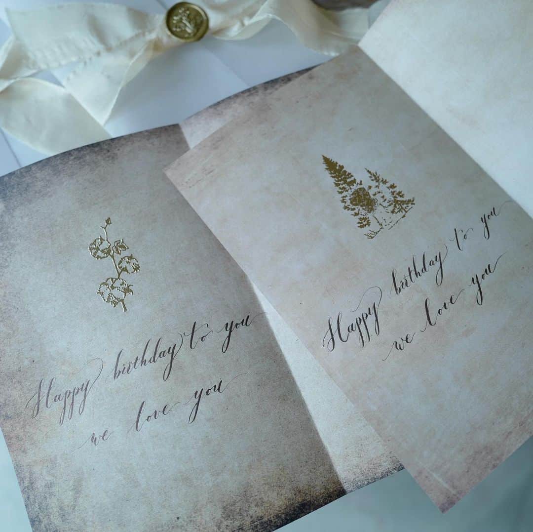 플로리스트 김애진(케이라플레르)さんのインスタグラム写真 - (플로리스트 김애진(케이라플레르)Instagram)「✔️#케이라캘리 오늘은 수강생분께서 특별 주문을 주셨어요. 생일 카드를 #영문캘리그라피 로 🤎  딱맞는 봉투가 없어서 다 손으로 직접 만들었어요 ☺️   이 카드는 영문캘리그라피 클래스에서 배워보실수 있어요.  12/9일 수3시 개강 1자리 남았습니다.  ⠀ It's a special card I made today. All work (calligraphy, natural dyed silk, letter envelopes, sealing wax, etc.) was carefully crafted by hand. Hope it will be meaningful gift to her families :)⠀ ⠀ ⠀ www.keira.kr ⠀ ⠀ 수업문의 -통화불가. 문의는 카톡(케이라플레르), dm 메세지로만 가능합니다.  ⠀ ⠀ 🏷 @keirafleurshop 👈🏻 선생님 데몬 판매, 예약 꽃주문은 샵계정으로 문의주세요!  ⠀ ⠀ ⠀」11月27日 18時26分 - keirafleur