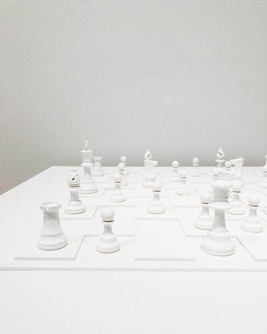陣内勇人さんのインスタグラム写真 - (陣内勇人Instagram)「. 自分の駒の位置を覚えている限り永遠に続けられる チェスセット。  White Chess Set ( yoko ono 1966 )  #chess #yokoono」11月27日 18時26分 - hayato.jinnouchi