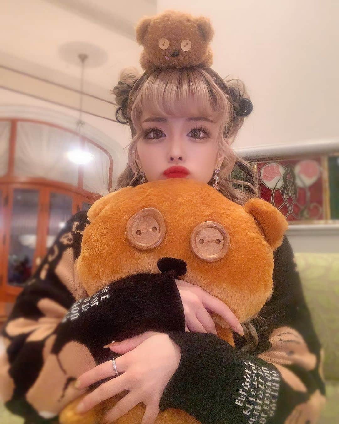あんじゅのインスタグラム：「♡ ． ． 最近クマだいすき🐻💓 ブームきてるなこれは🤔🤔 ． (でもティムはそんなに好きじゃない) ． ． #Burlesque #バーレスク #バーレスク東京 #大阪 #バーレスク大阪 #北新地 #六本木 #キャバ嬢 #ホスト #歌舞伎町 #ダンサー #bodymake #自発ください  #桃尻トレーニング #ビジネスギャル  #金髪女子 #ギャル #加工厨 #くまネイル #くま好き #ヘアメ #くまみみ #撮影会 #雰囲気好きな人いいね #自撮り界隈 #1mmでもいいなと思ったらいいね #usjコーデ   #ユニバコーデ #ティムコーデ #ユニバデート」