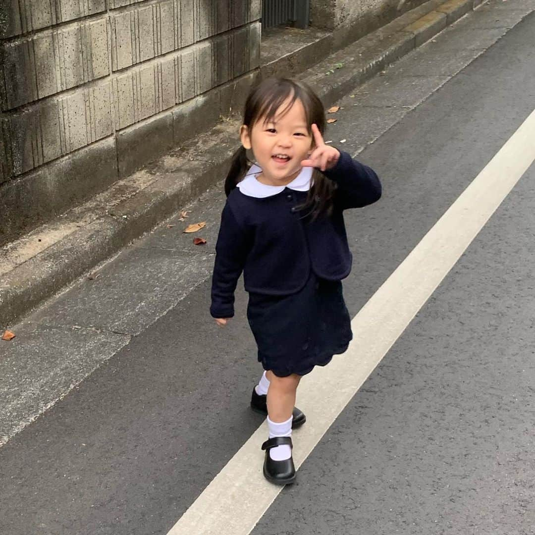 畠山潤子のインスタグラム：「今日は、娘の幼稚園の制服採寸日でした✨ 身体的には圧倒的にみんなより小ぶりな娘(私も昔はかなり小さかったから同じ)なので心配もありますが、4月から同級生になるお友達の雰囲気もわかって、ひと安心💕 11月はなんだかバタバタでしたが、幼稚園受験もなんとか無事に済み、ホッとしました🍀 幼稚園生活、お兄ちゃんの通っていた園とは違う園なので、わからないことだらけで、ママ的にはまた一から学び直しですが、娘と楽しく頑張りたいと思います❣️ #mamalife #赤ちゃんのいる生活 #生後4ヶ月 #2歳8ヶ月 #20w0d #子沢山 #子沢山ママ　#hikaridiary2020  #twins #twinstagram #twinsbaby #双子ママ #4人育児 #大家族 #ママリ #bebesjapon #べべズジャポン #たまひよ #4人ママ #多胎ママと繋がりたい #双子ママと繋がりたい #幼稚園受験」