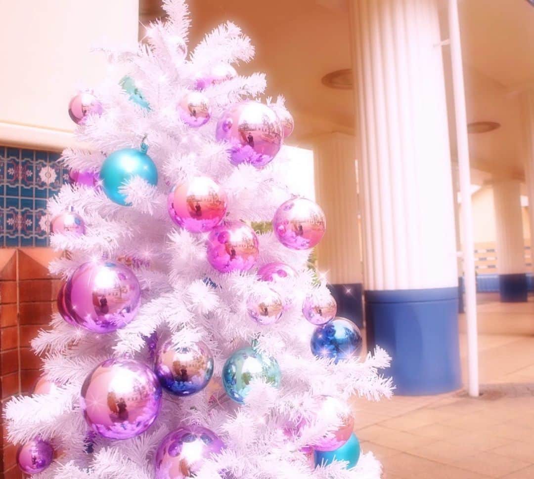 IKSPIARI イクスピアリ公式のインスタグラム：「何色のオーナメントが好き？ * * #イクスピアリ #IKSPIARI #ikspiari #ホワイトツリー #オーナメント #カラフル #キラキラ #クリスマスツリー #雪 #ornaments #christmas #tree #クロックタワープラザ #いつもの向こうへ」