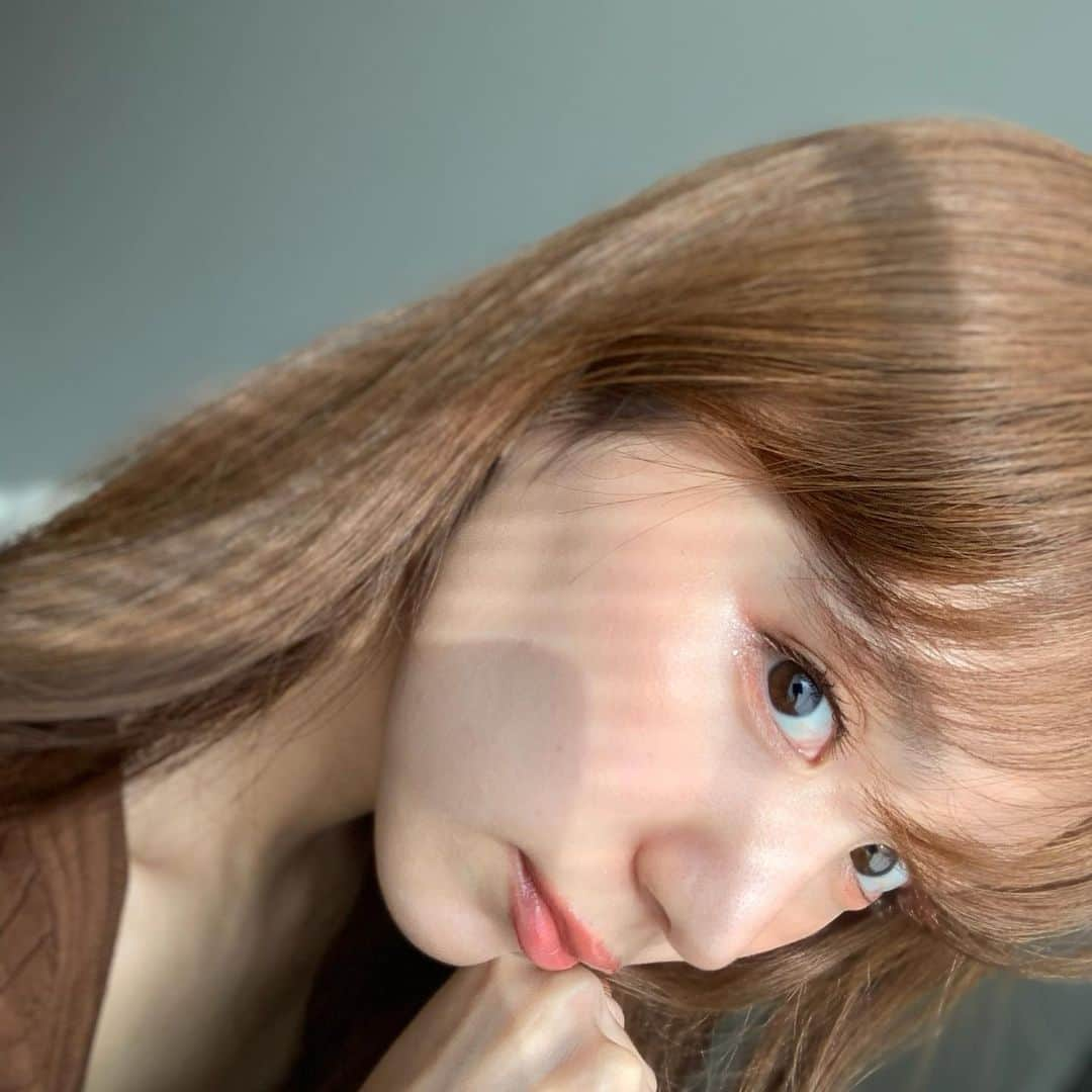 宮内ひかるのインスタグラム：「🍂﻿ 下地　@paulandjoe_beaute ﻿ おしろい　@milanocollection_jp ﻿ ハイライト　@etvos.jp  @maccosmeticsjapan ﻿ チーク　@maccosmeticsjapan ﻿ ﻿ ﻿ 日によって色々変えてるよー☺️﻿  ﻿ #ポールアンドジョー　#ミラコレ　#ミラノコレクション　#エトヴォス　#マックコスメティクス」