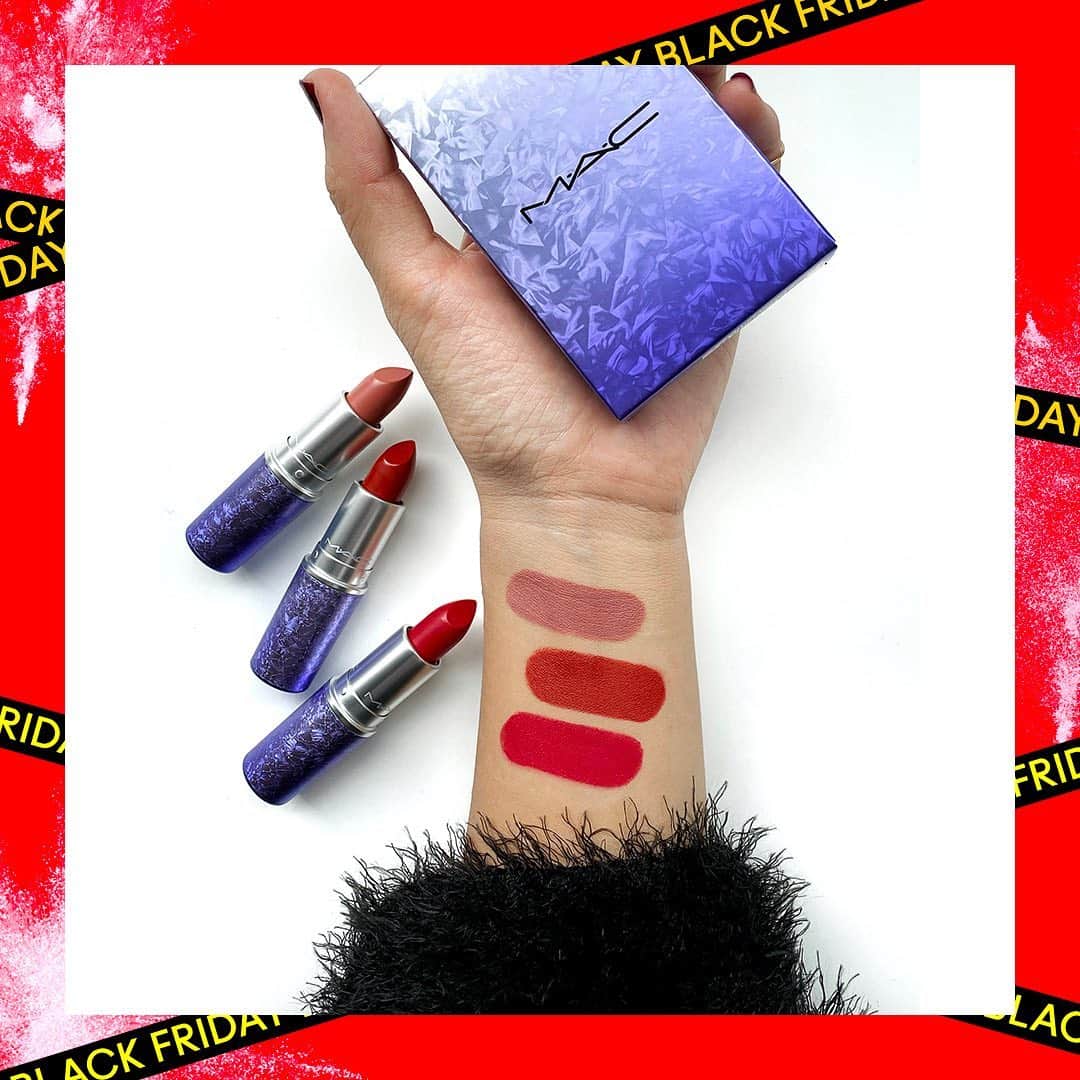 M∙A∙C Cosmetics Japanのインスタグラム：「＼本日スタート！M·A·Cブラックフライデー スペシャルオファー／ ㅤ 本日11月27日(金)12:00〜4日間、公式オンラインサイトにて、ホリデー製品を除く全製品を20%OFFでお買い求めいただけます✨  本日発売のリップスティック3本セット【シングルズ デイ リップスティック キット】も11月30日(月)23:59まで20%OFF📣 スワイプして付け比べ動画をチェック👉 ㅤ ■シングルズ デイ リップスティック キット (税込6,600円▶️今だけ税込5,280円) キット内容: (💡税込9,900円相当) ・リップスティック / ルビー ウー トーキョー ・リップスティック / チリ ・リップスティック / ベルベット テディ ㅤ *実施期間：11月27日(金)12:00～30日(月)23:59 ㅤ #BlackFriday#ブラックフライデー」