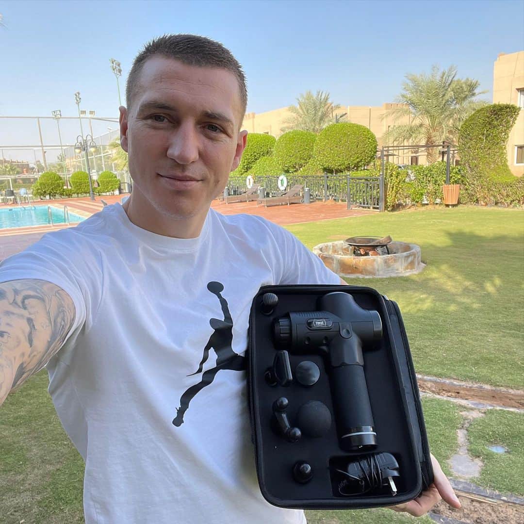 ミッチェル・デュークのインスタグラム：「Thank you @fokusperformance for the massage gun! Highly recommend it and really comes in handy when you are feeling a bit tight or sore and can’t just go and see someone about it! It’s got a variety of different heads that can be used! Check out their page @fokusperformance and use the discount code: Duke to help save yourself a bit of money 🙌🏼」