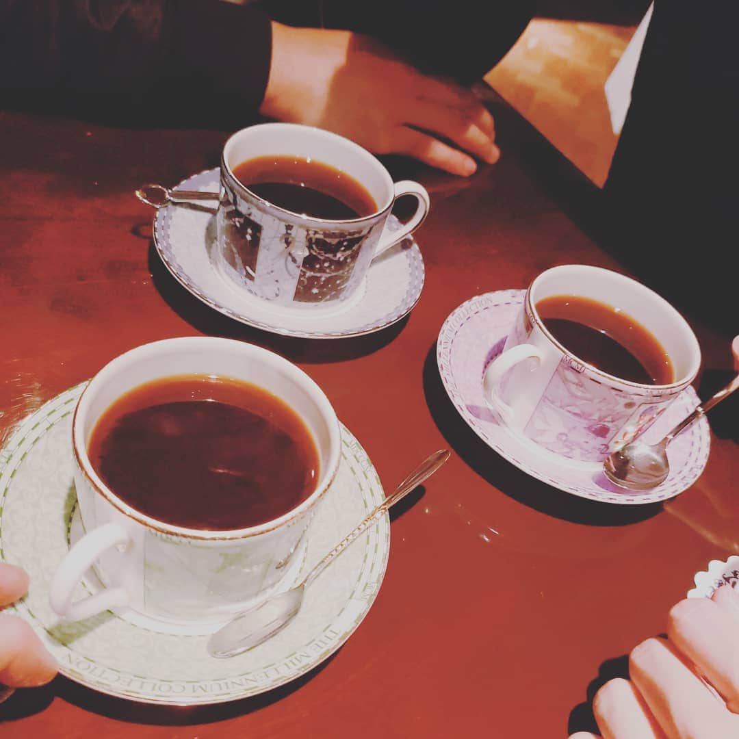涼平さんのインスタグラム写真 - (涼平Instagram)「リハ終了後、寒かったのもあって喫茶店でコーヒー飲んでました☕  僕とれんれんはブレンド、せいじ君はなんか名前かっこいいやつ頼んでたな…  #MIGIMIMI #MIGIMIMISLEEPTIGHT  #coffee  #☕」11月27日 18時42分 - mm_peko