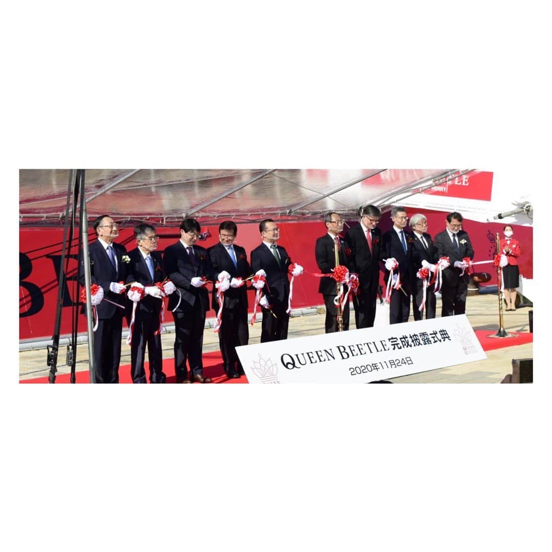 JR九州高速船株式会社のインスタグラム：「.  . 【オリジナルグッズが抽選で当たるキャンペーン実施中】. ＊この投稿をリポストしてオリジナルグッズをGETしよう!! . . 先日、関係者向けに内覧会・試乗会が開催されました . お披露目されたQUEEN BEETLEの船内は開放的で快適な船旅を楽しんでいただける空間になっています . 客室乗務員の制服も新しくなりました 真っ赤なジャケットがカッコいいですよね . . .  一般の方向けの内覧会は コロナウイルス感染状況を鑑みて、実施を検討しております もうしばらくお待ちください . . . . *キャンペーン用ハッシュタグ* ＜必須タグ＞ #QUEENBEETLE完成   ＜希望する賞品のどちらかひとつ＞ #A賞 #B賞 .　 . ■応募期間■. 2020年12月31日(木)23：59まで . 公式SNSアカウントが投稿するQUEEN BEETLE写真や動画に キャンペーン用ハッシュタグと希望商品のハッシュタグをつけてリポストすると 抽選で合計23名様にQUEEN BEETLEオリジナルグッズをプレゼント！！.  (このキャンペーンは、JR九州高速船公式Instagram・Twitterアカウント共通のキャンペーンです)  ※キャンペーンの詳細については専用サイトをご覧ください https://www.jrbeetle.com/qbstart/」