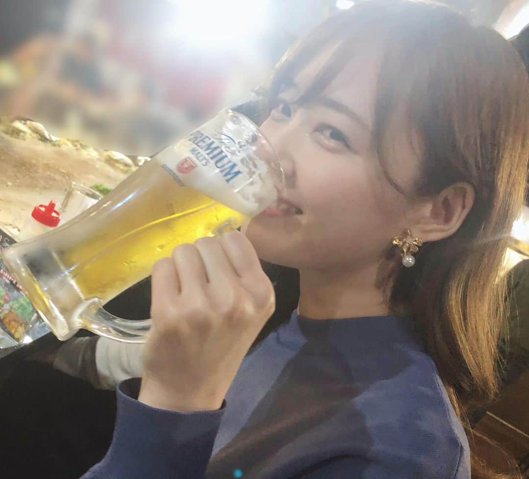 もえりんのインスタグラム：「今日は撮影の為の買い出しに行ってました☺️✨  あと、一眼カメラが重たすぎて外ロケに向いてない事がずっと悩みだったので もう一台カメラを買うことに…！ またどこかで紹介しますね。  明日は体力のいる撮影があるので、ゆっくり寝て撮影に備えます！がんばろ。  写真は全然関係ない、ただビールを飲んでるいつかの写真です🍻笑」