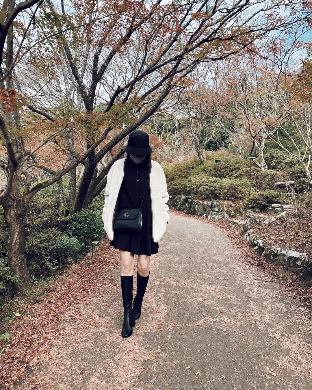 春田麻緒のインスタグラム：「ㅤㅤㅤㅤㅤㅤㅤㅤㅤㅤㅤㅤㅤ 何万年ぶり？ってぐらい久しぶりに ミニワンピを着た日🐷 ㅤㅤㅤㅤㅤㅤㅤㅤㅤㅤㅤㅤㅤ もうこれ以上寒くなったら着れない🥺 ㅤㅤㅤㅤㅤㅤㅤㅤㅤㅤㅤㅤㅤ #fashion」