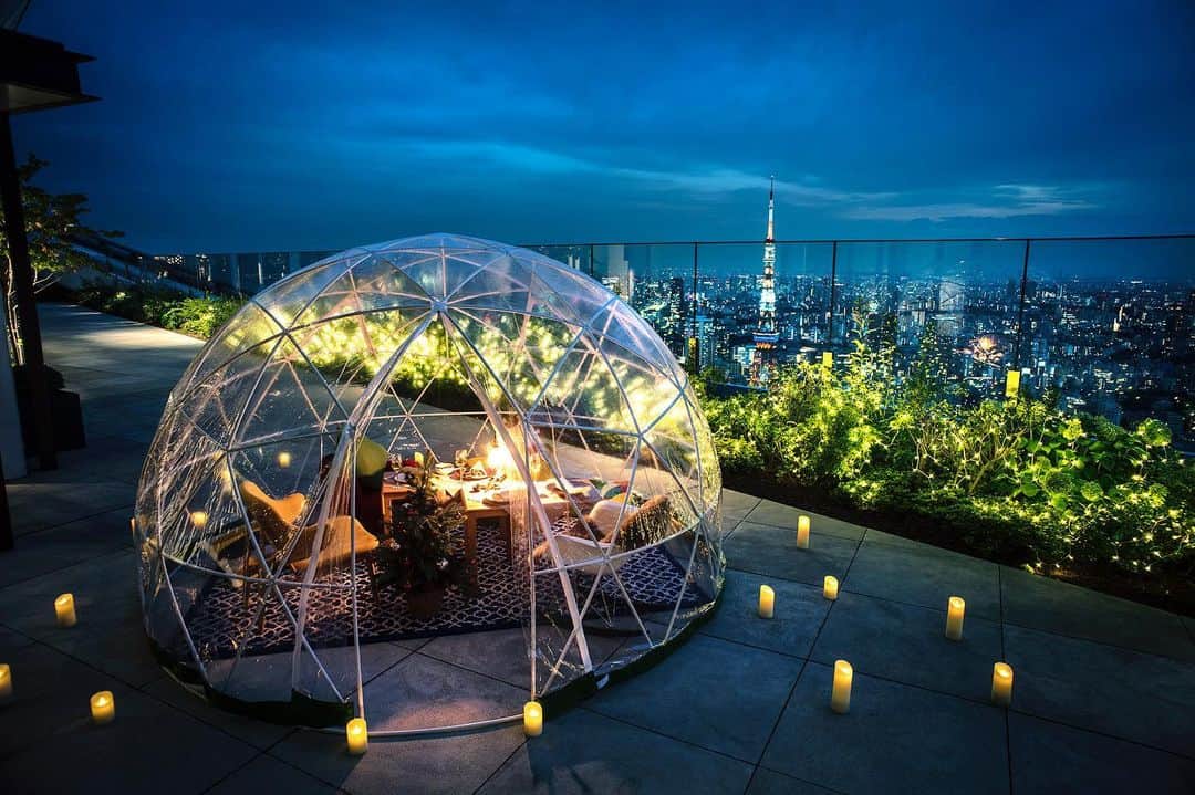 Andaz Tokyo アンダーズ 東京さんのインスタグラム写真 - (Andaz Tokyo アンダーズ 東京Instagram)「White Christmas Igloos 🌟 ホワイトクリスマスイグルー❄️ アンダーズ 東京の名物とも言える、ラグジュアリーなグランピングスタイルのクリスマスイグルーが、今年も期間限定で登場いたします。地上約250mに位置する開放的なテラスエリアで、「ホワイトクリスマス」をテーマにした 特別なコースメニューをご用意いたします。輝かしく素敵な休日を、大切な方とご一緒にお過ごしください。🥂 ランチまたはディナーをお楽しみいただけます。以下のリンクより事前のご予約をお願いいたします。 https://bit.ly/2HEJ6Xw   Our signature rooftop igloos return for a limited time this festive season ✨ Set 250m above the city, indulge in this year’s luxurious “White Christmas” themed course menus. Held from December 24-27 only, enjoy a special lunch or dinner with loved ones as you take in the sparkle and magic of the holidays 💫 Be sure to reserve in advance through the link below: https://bit.ly/3o5ecY5   #クリスマス #イグルー  #クリスマスイグルー #christmas #igloo #andazrooftop」11月27日 18時38分 - andaztokyo